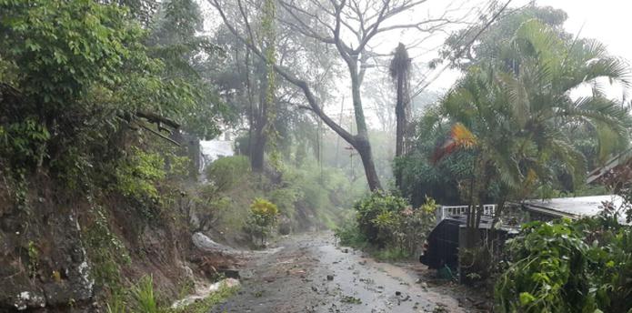 El primer ministro Roosevelt Skerrit de Dominica dijo que los pueblos afectados por la tormenta "están aislados del resto del país". (EFE)