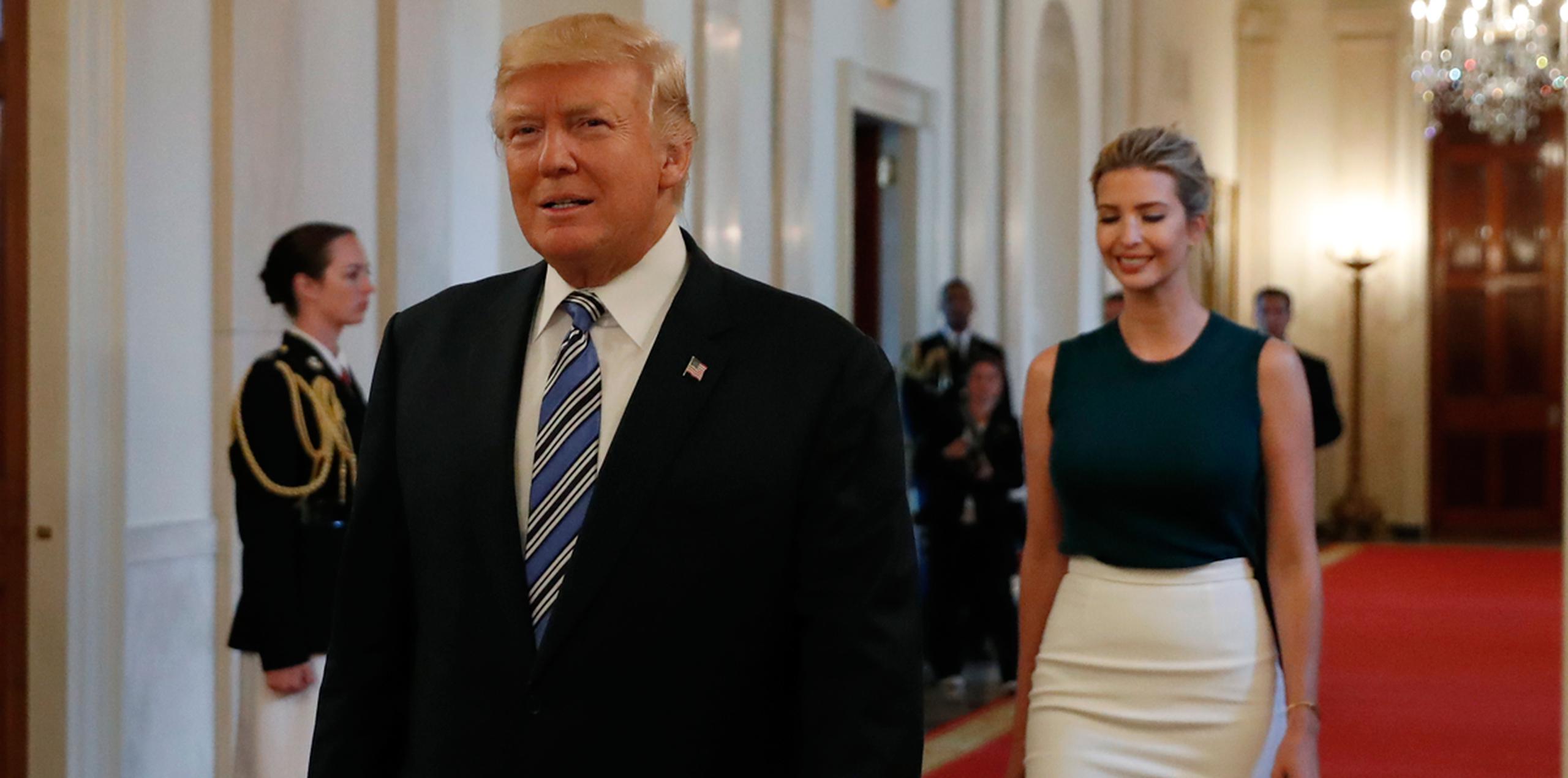 El presidente de Estados Unidos, Donald Trump, seguido por su hija Ivanka Trump, caminan al East Room de la Casa Blanca para entrevistarse con algunos propietarios de pequeños negocios dentro de la "American Dream Week". (AP)