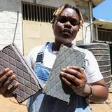 Joven keniana crea ladrillos reciclados más duros que el cemento
