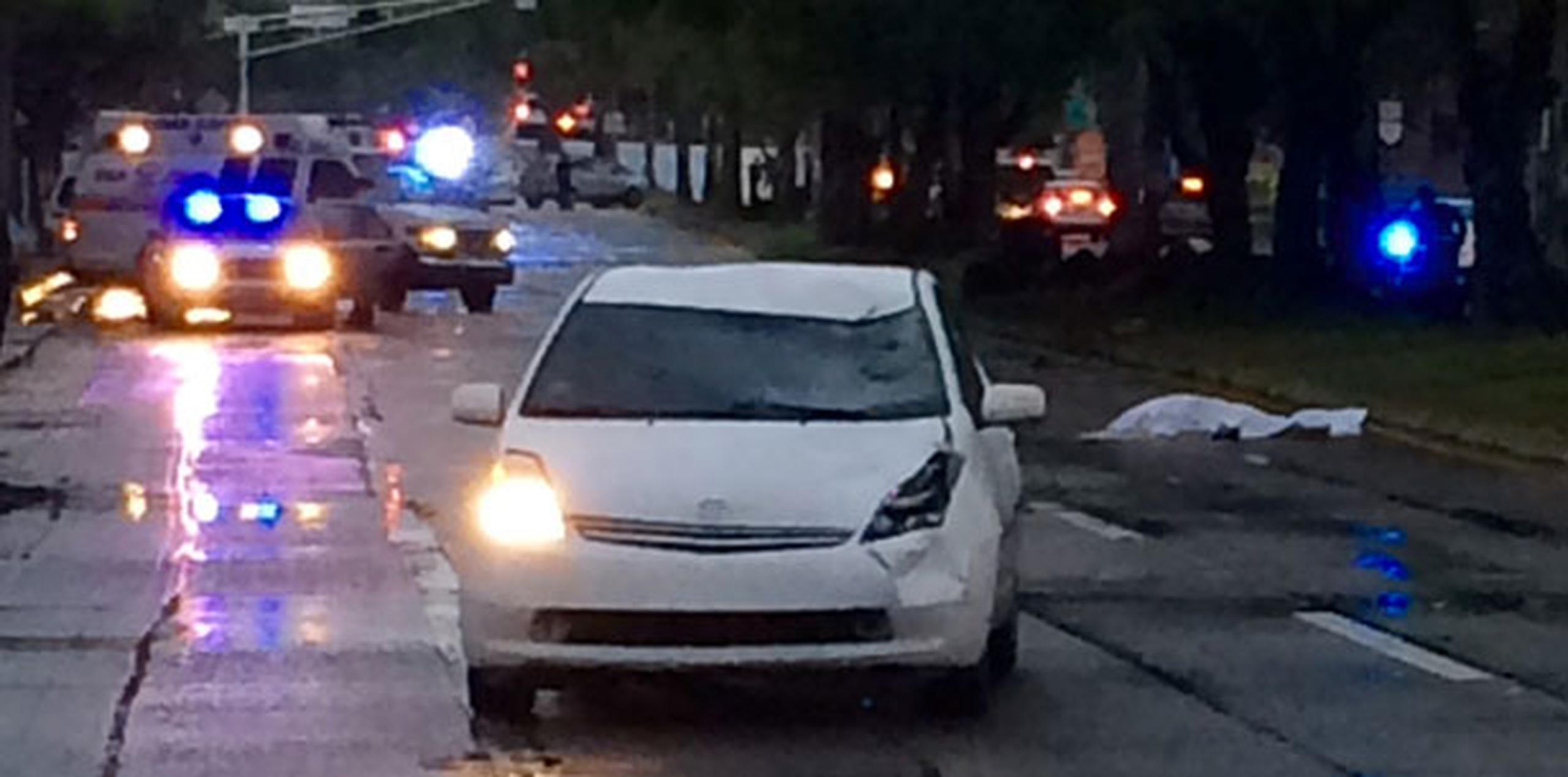 La investigación preliminar apunta a que un vehículo Toyota Prius, color blanco, arrolló a un peatón, que aún no ha sido identificado. (Suministrada)