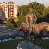 Retiran estatua de general de la Confederación en Virginia
