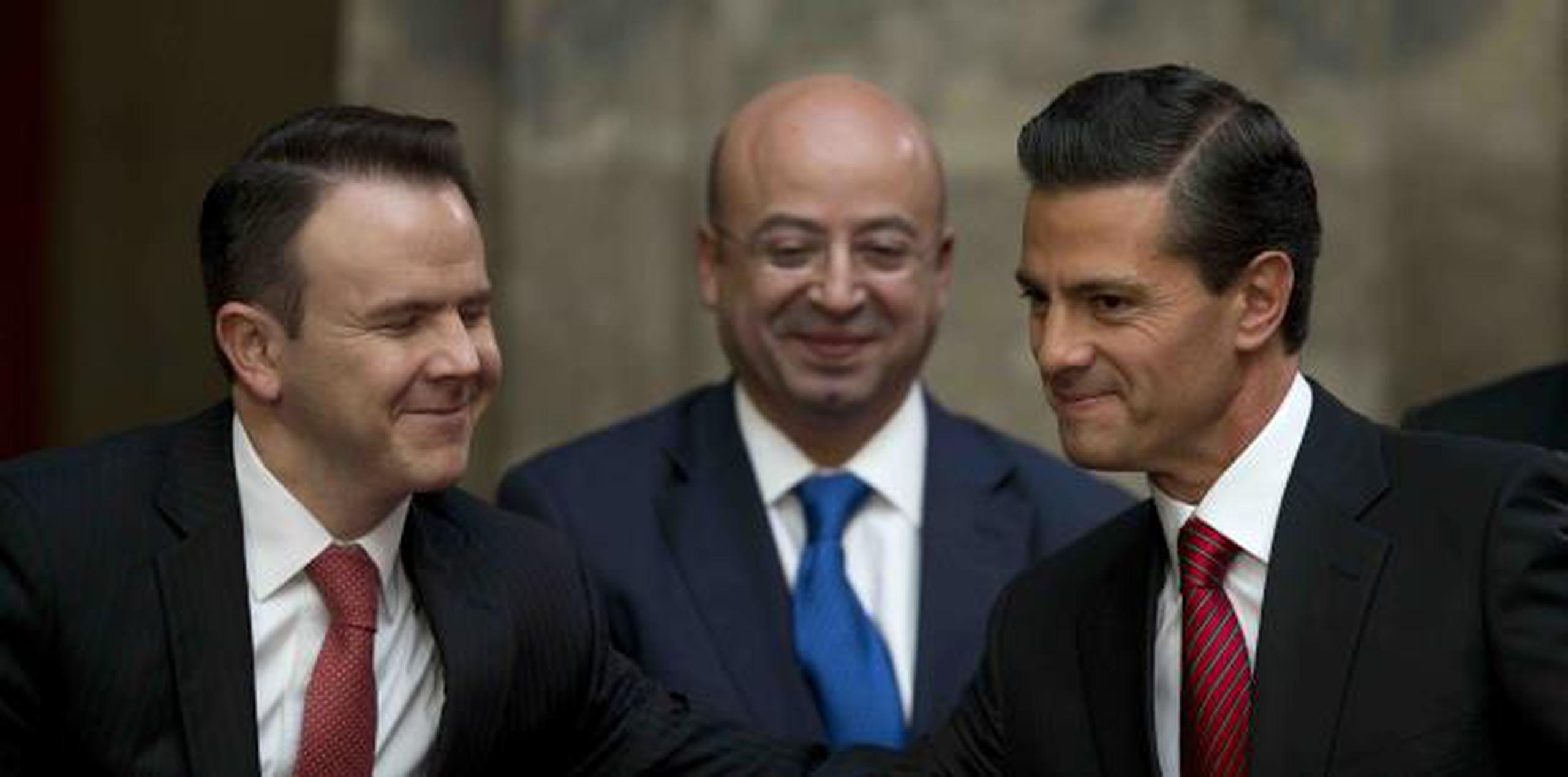 Uno de los ex colaboradores de Guzmán dijo que escuchó a éste alardear de que le pagó $100 millones al entonces presidente Enrique Peña Nieto, a la derecha. (AP)