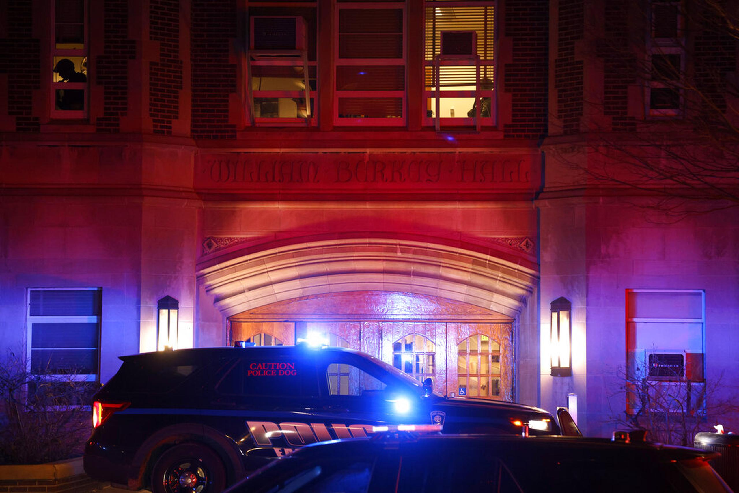 Dos personas murieron en el edificio Berkley Hall (en la foto) y otra en el centro estudiantil.