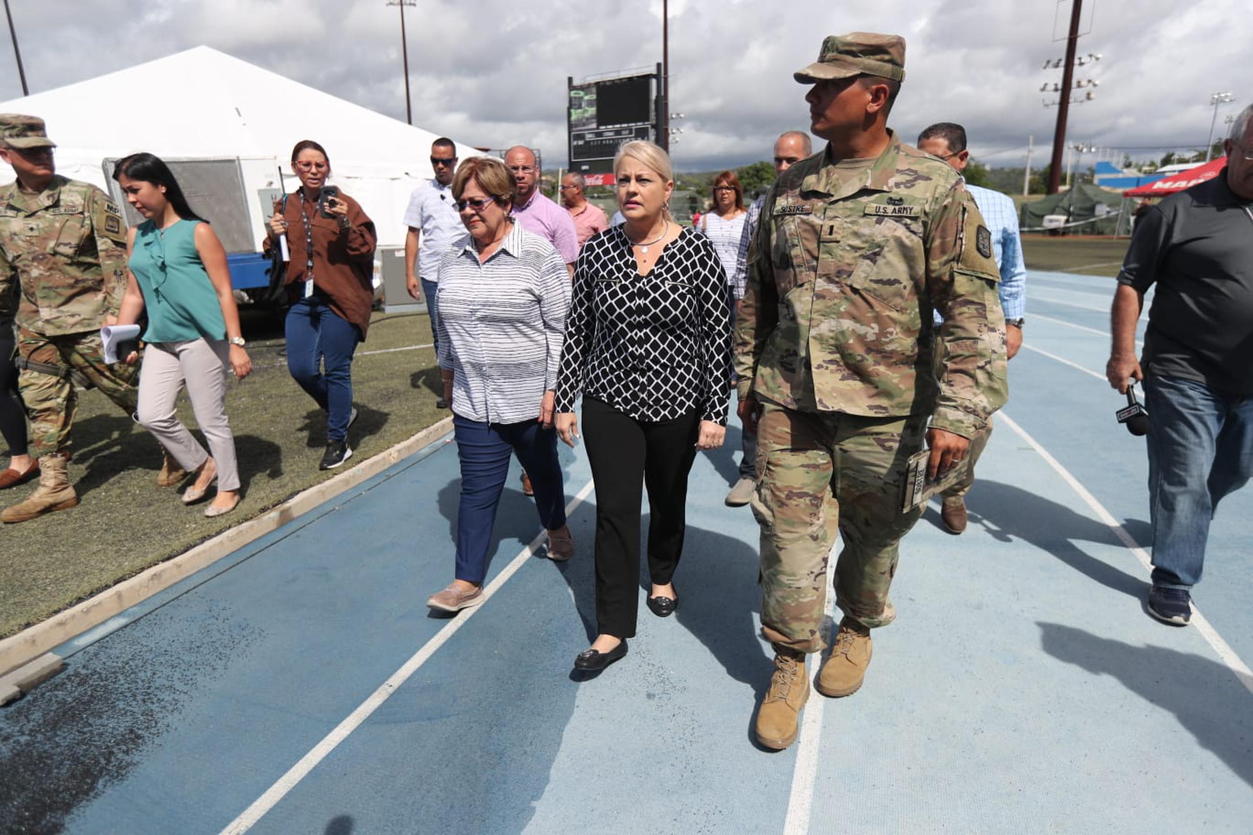 La gobernadora Wanda Vázquez Garced visita el campamento base de Ponce. En la foto, junto a la alcaldesa María "Mayita" Meléndez.