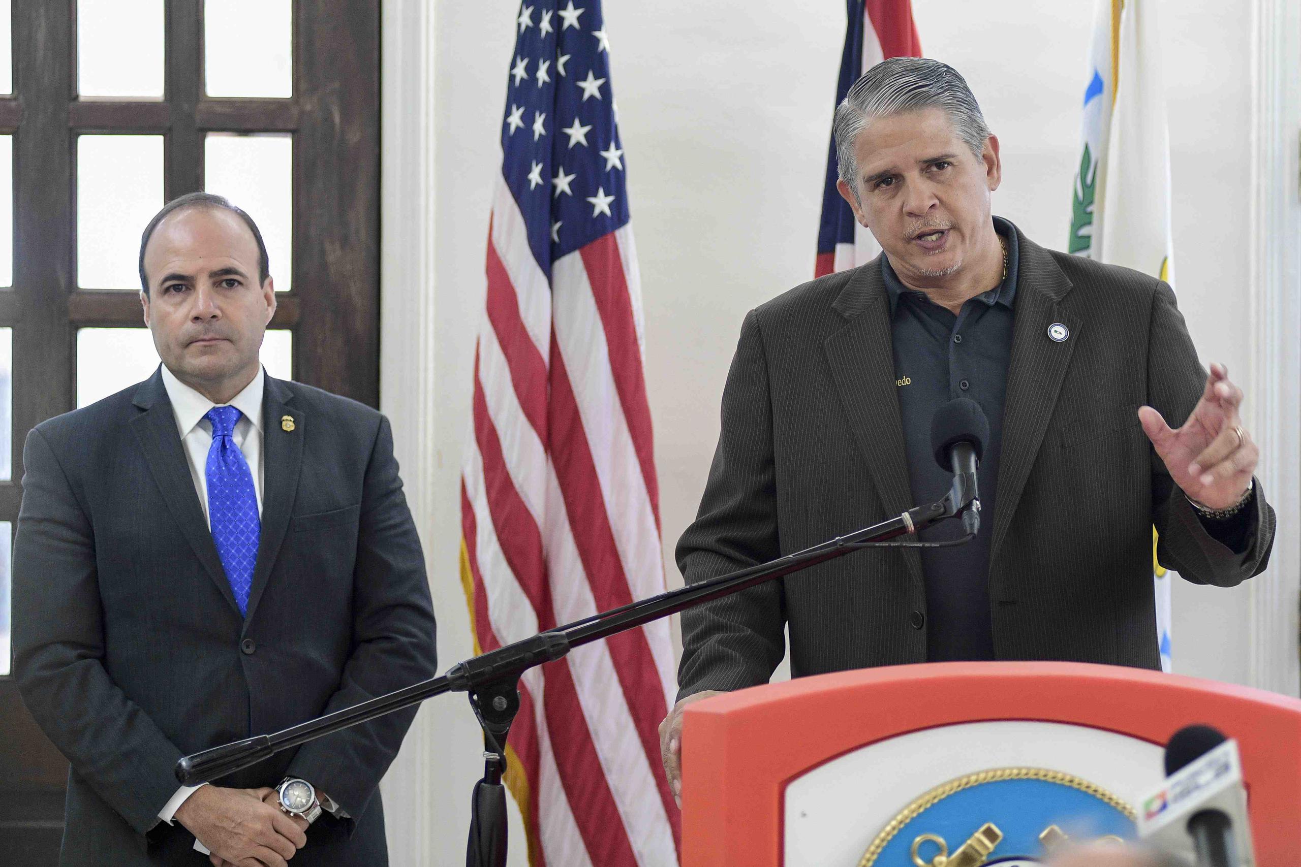 El comisionado del NMEAD, Carlos Acevedo, junto al secretario del Departamento de Seguridad Pública, Elmer Román.