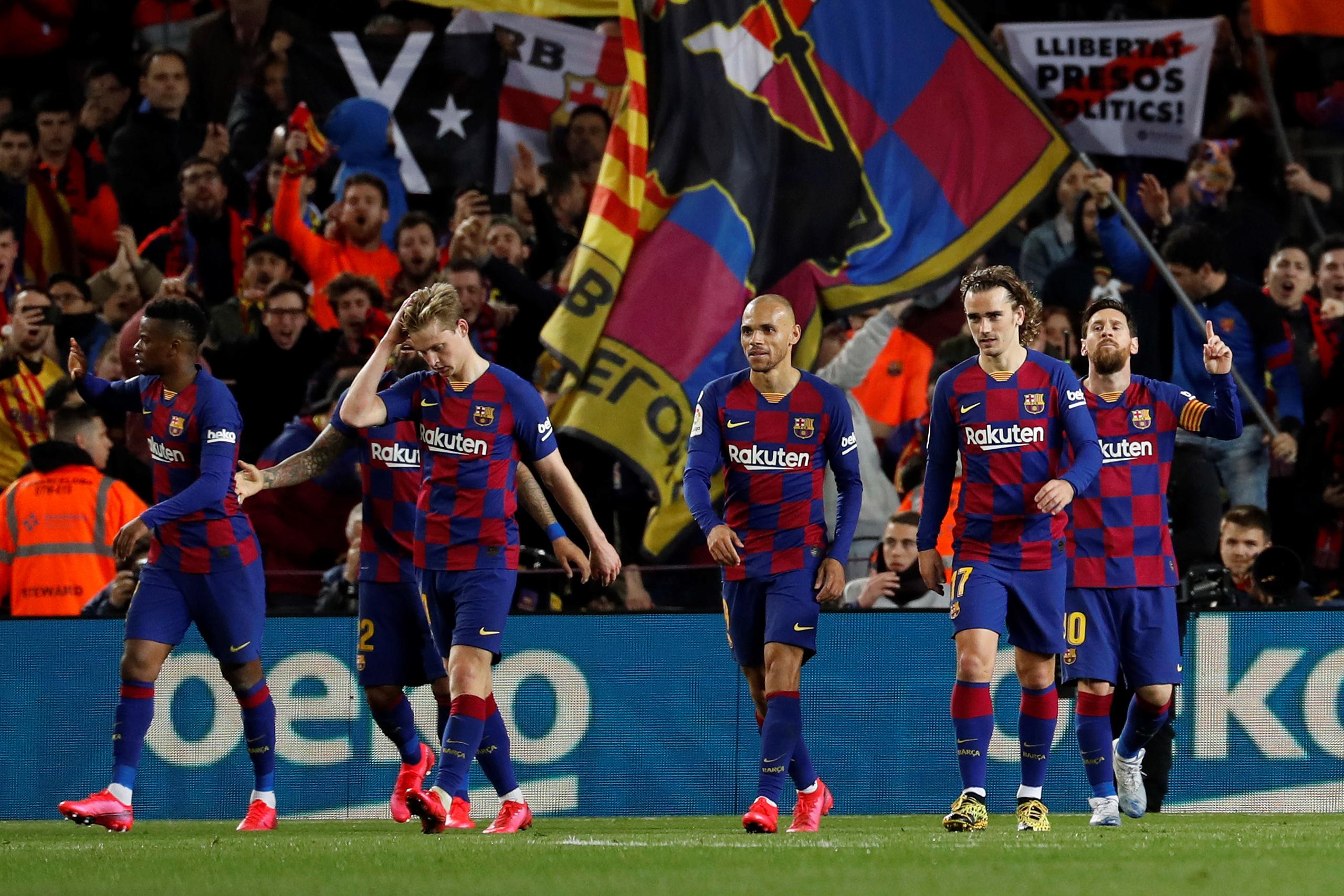 Los jugadores del Barcelona celebran el gol del delantero argentino Lionel Messi (d) ante la Real Sociedad, durante el partido correspondiente a la jornada 27 de la liga española, que se disputó en el estadio Camp Nou de Barcelona.