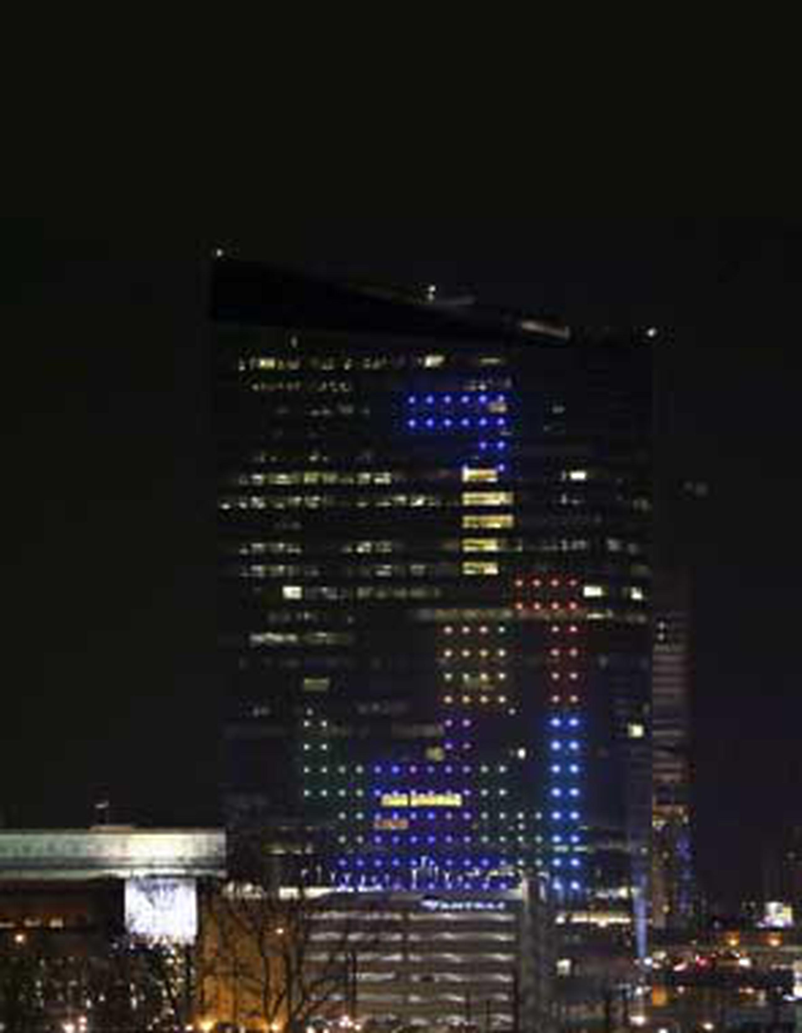 No es la primera vez que Tetris es jugado con un edificio como fondo. (AP)
