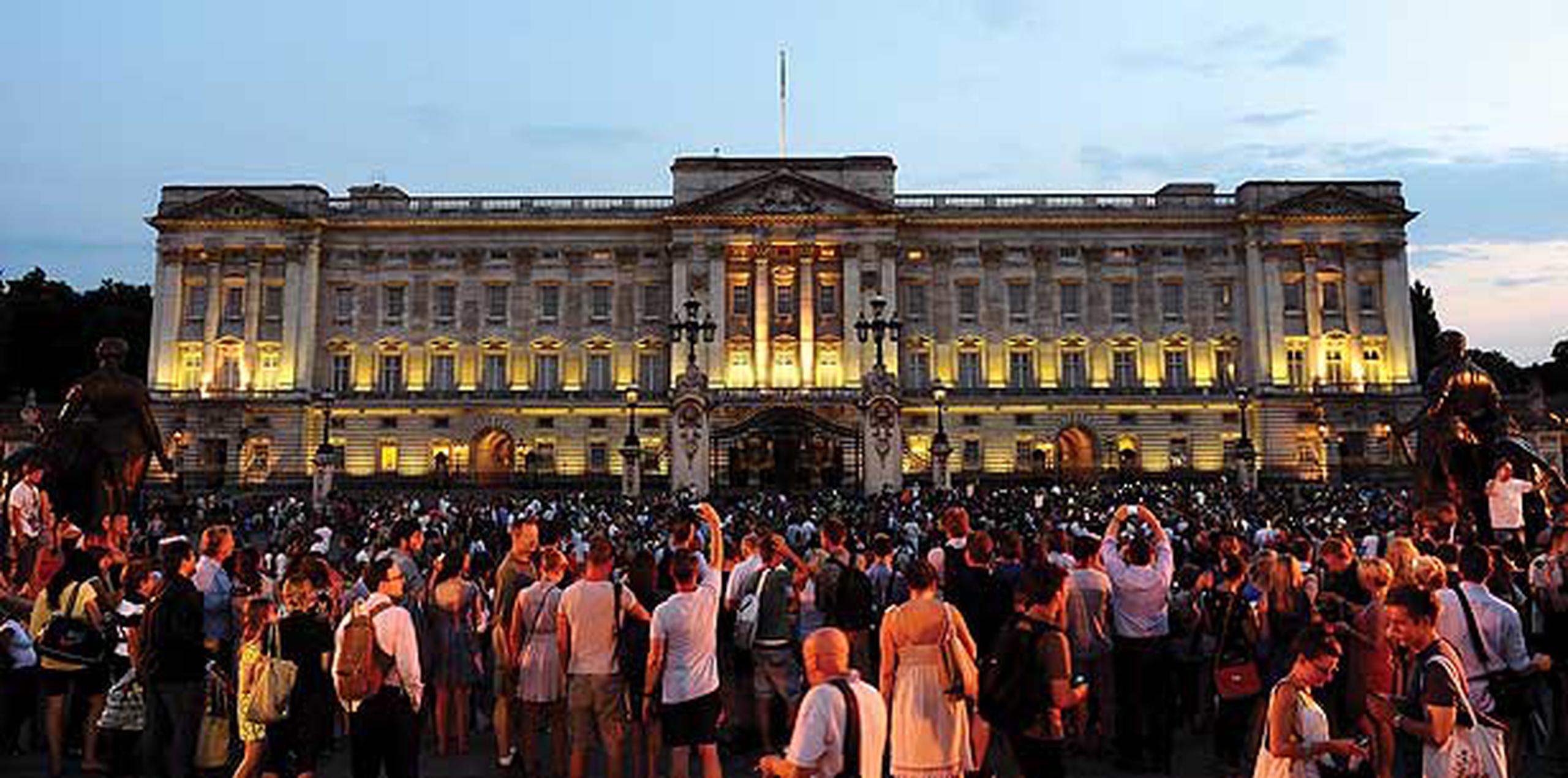 Centenares de británicos y turistas comenzaron a cantar y bailar junto al palacio cuando funcionarios anunciaron que el futuro rey nació. (AP/Clive Gee, PA)