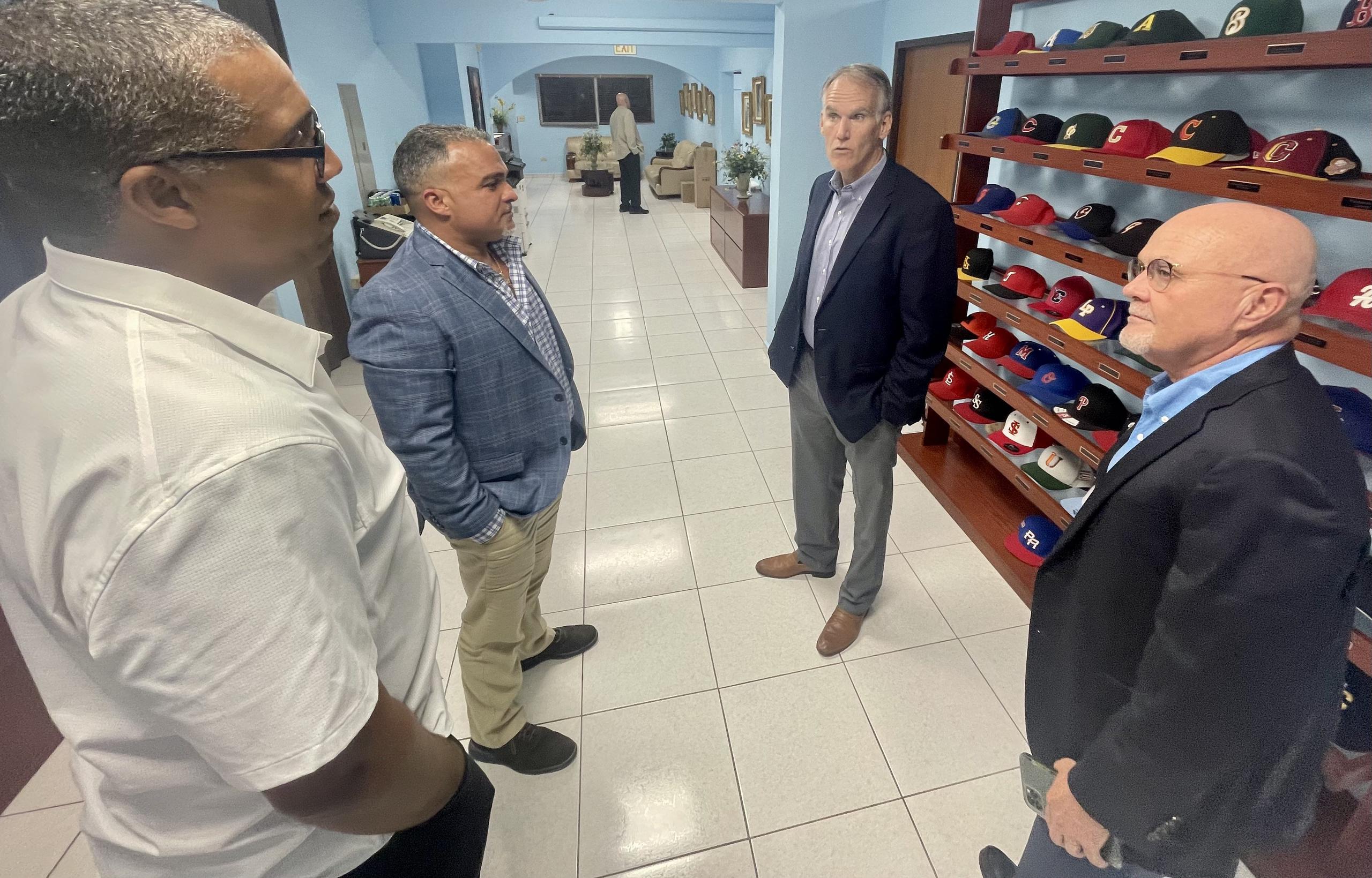 El gerente general del equipo de Puerto Rico, Eduardo Pérez, comparte junto al vicepresidente de la Federación de Béisbol, Carlos Príncipe, el ejecutivo de MLB, Jim Small, y el presidente de la Federación de Béisbol, Dr. José Quiles.