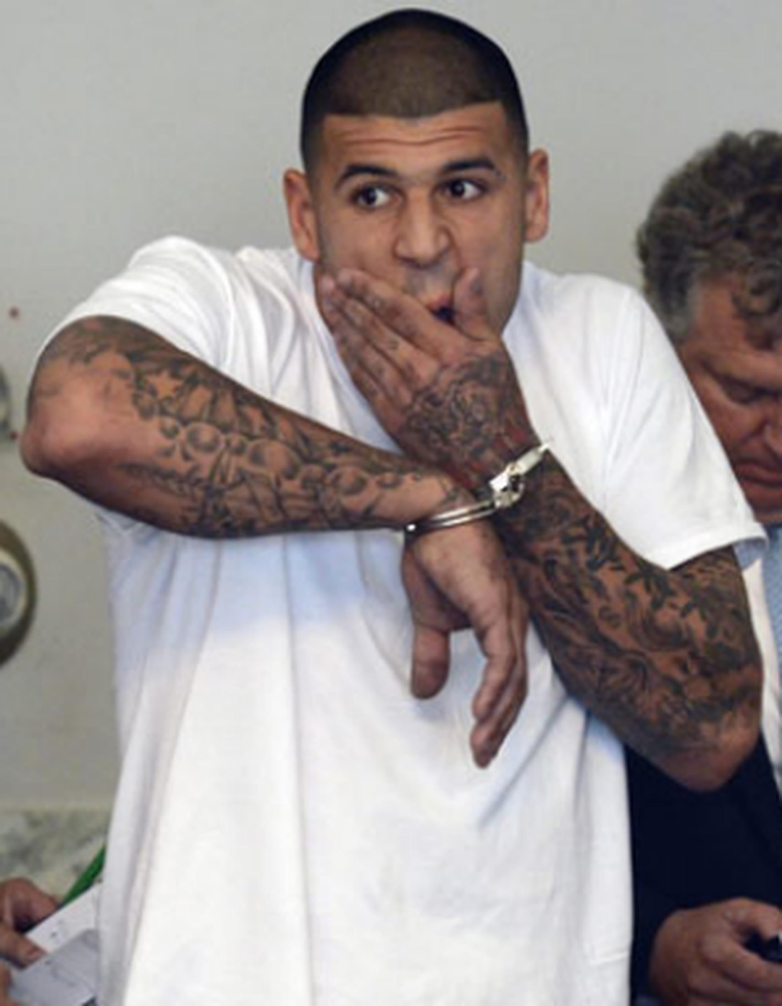 Hernández también es acusado de matar a dos hombres en Boston en agosto de 2012. (Archivo)