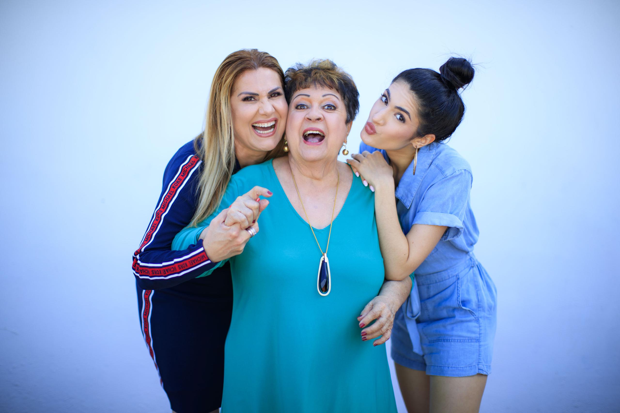 La percusionista Sonia López (centro), aquí junto a su hija Deddie Romero y su nieta Didi, fue hospitalizada el pasado mes.