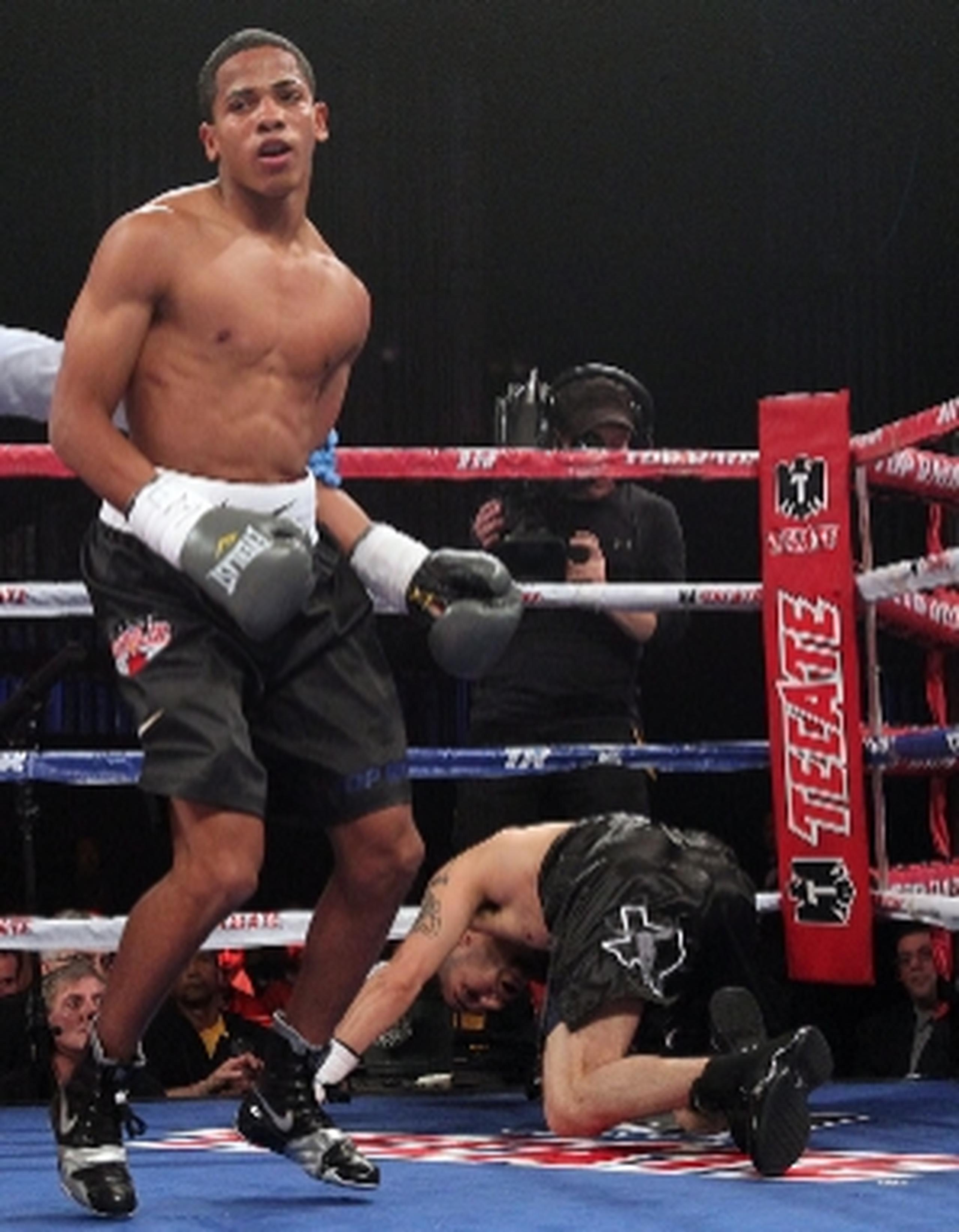 Félix Verdejo derribó en dos ocasiones a Steve Gutiérrez en el primer asalto.  (Top Rank /  Chris Farinas)