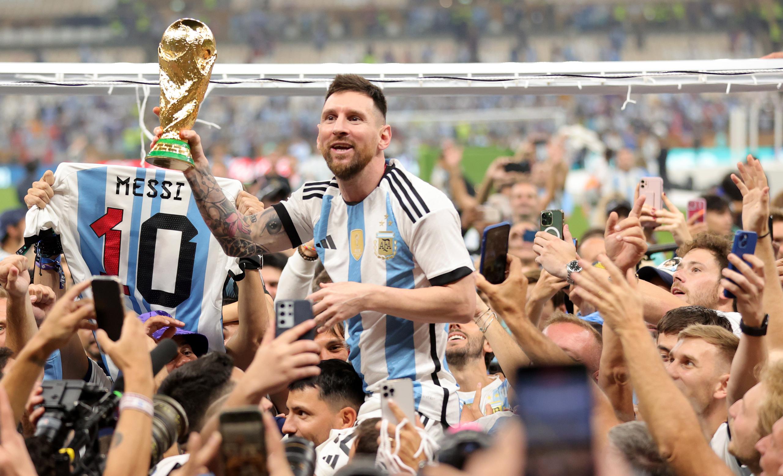El capitán de la selección argentina de fútbol, Lionel Messi, aquí siendo cargado tras guiar a Argentina a ganar la Copa Mundial, hoy podría sumar el premio The Best a esa gesta.