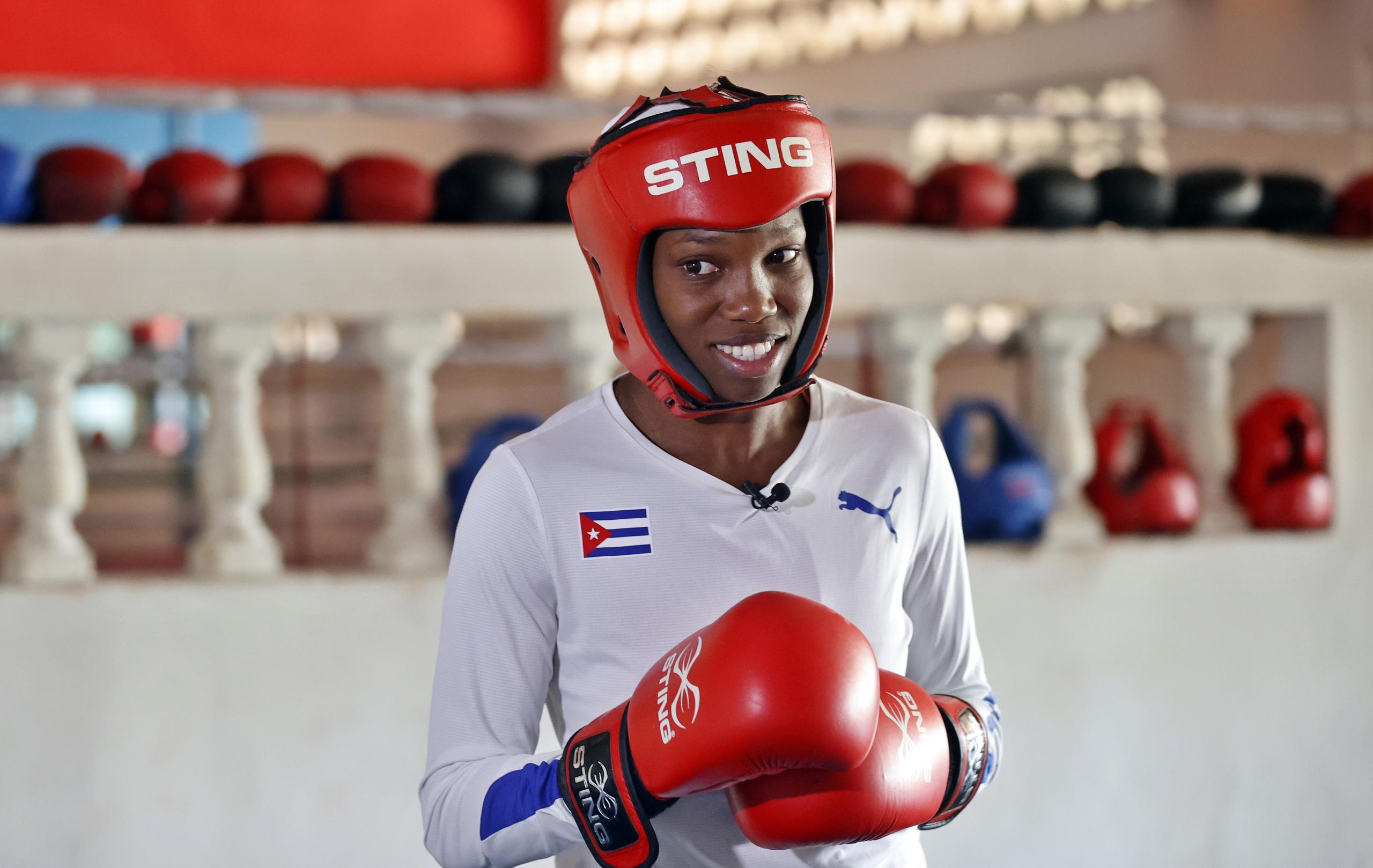La boxeadora cubana Legnis Calá durante un entrenamiento en La Habana, en Cuba. (EFE/ Ernesto Mastrascusa)