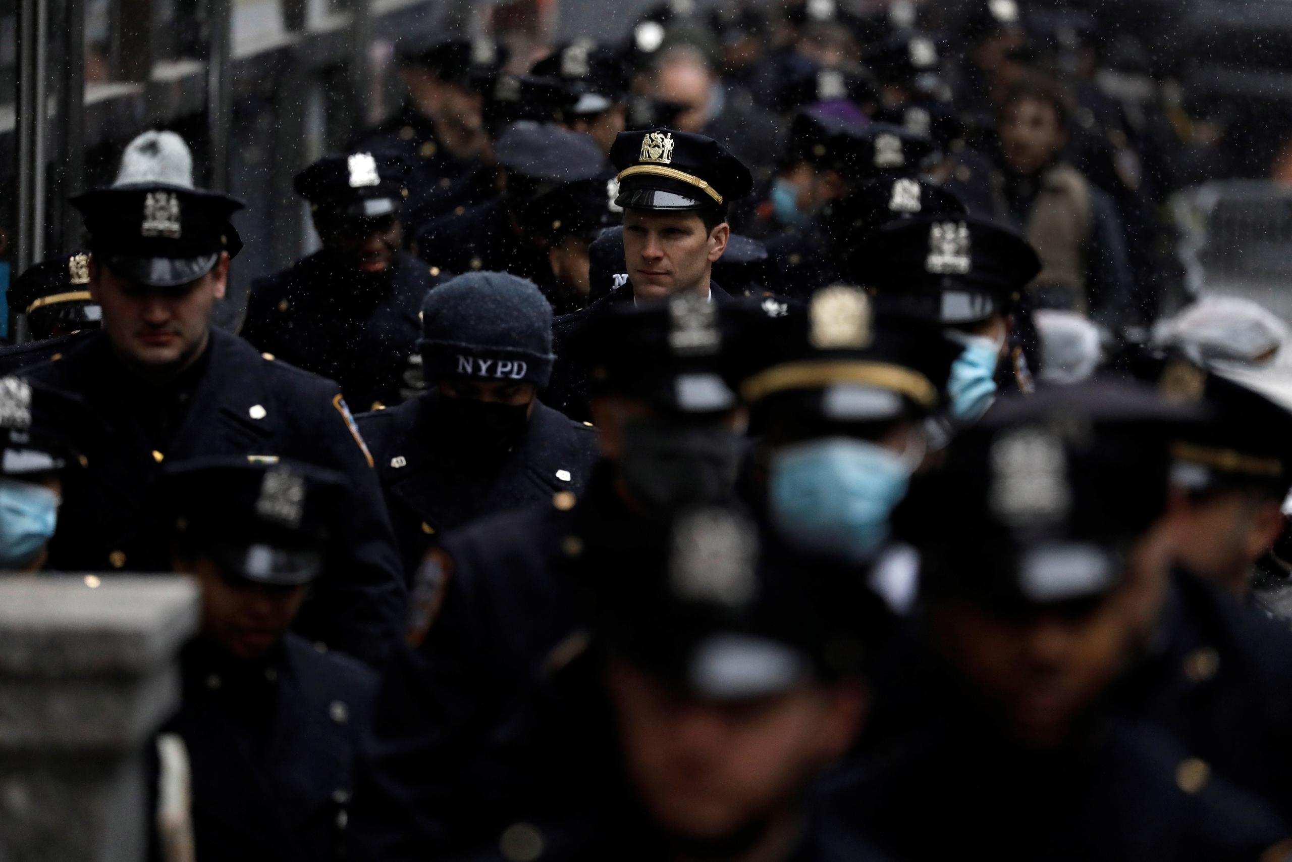 Agentes de policía llegan a la Catedral de San Patricio para el funeral del oficial de policía asesinado de la ciudad de Nueva York Jason Rivera en Nueva York, Nueva York, EE. UU., 28 de enero de 2022. EFE/EPA/Peter Foley
