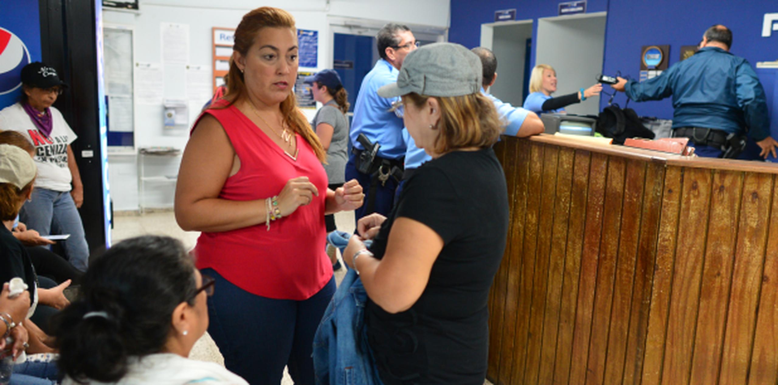 Sifre, con camisa naranja, pudo ver a la líder obrera detenida, Eva Ayala, quien expresó preocupación por su familia. (luis.alcaladelolmo@gfrmedia.com)