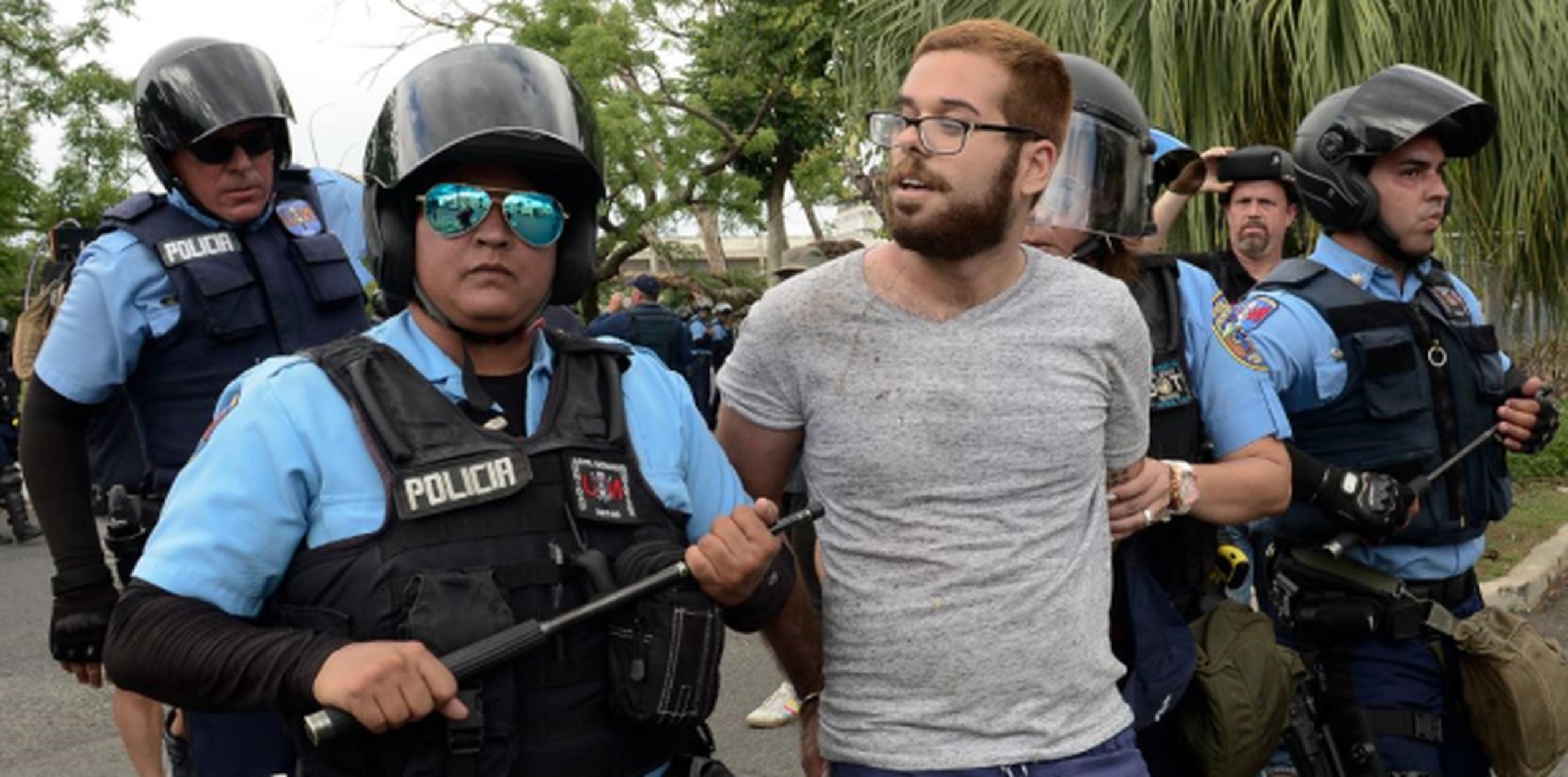 Durante la tensa espera se comenzaron a arrojar piedras, canicas y otros objetos desde la multitud hacia los agentes de la Policía. (gerald.lopez@gfrmedia.com)