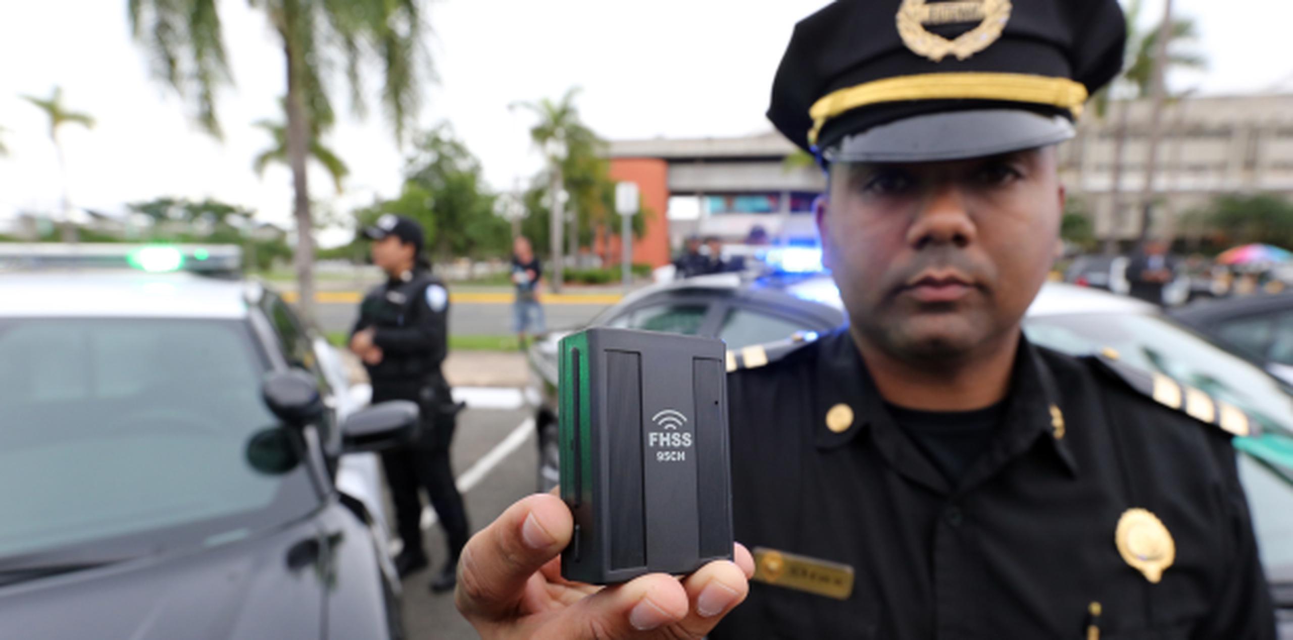 El teniente Díaz Capó muestra uno de los micrófonos para grabar audio en las patrullas. (JUAN.MARTINEZ@GFRMEDIA.COM)