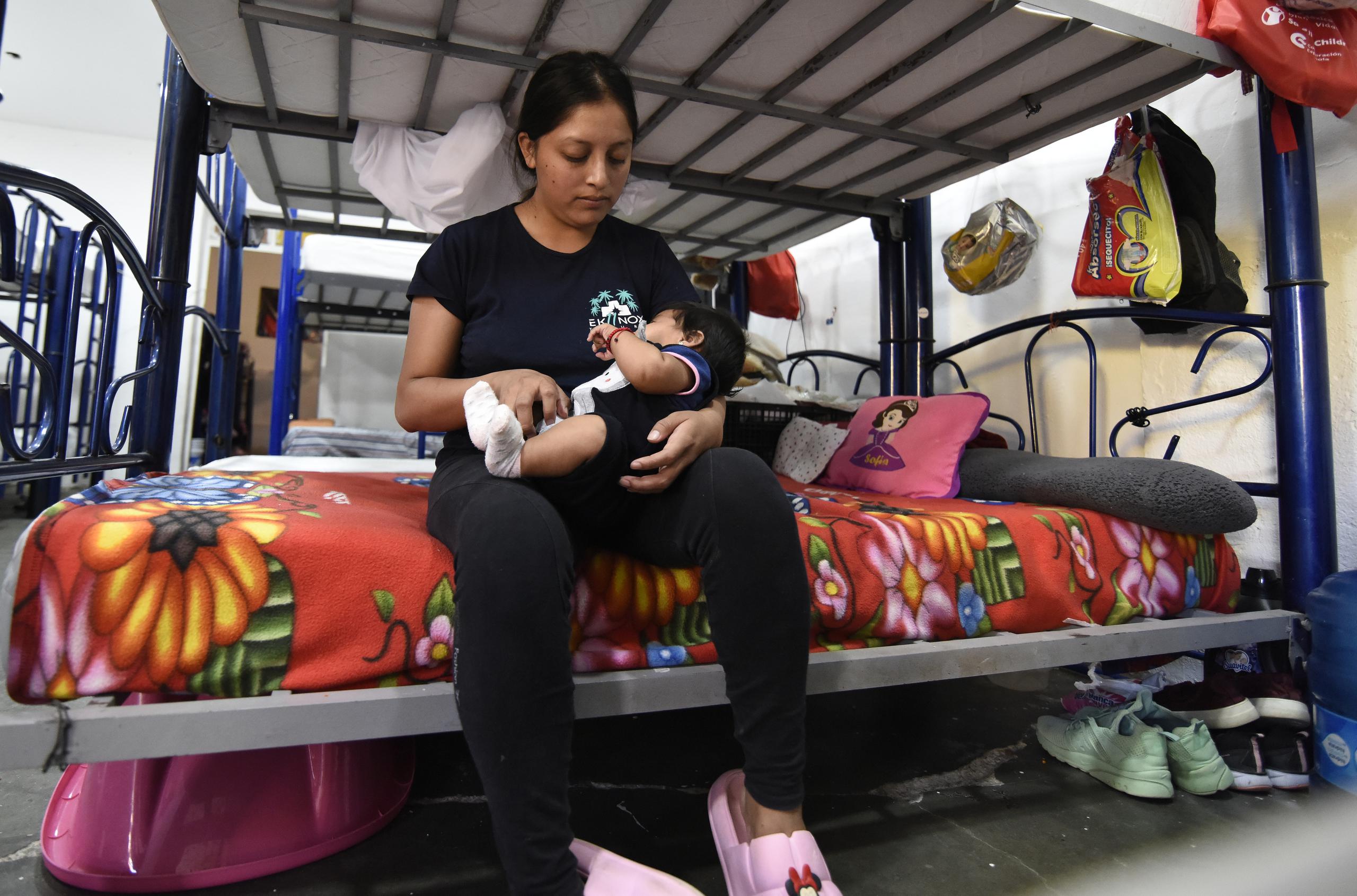 La migrante de origen guatemalteco, Erika Lobos permanece en el albergue "El buen samaritano" a la espera de que le otorguen una nueva cita.