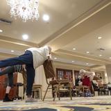 Tiene 95 años y enseña “la belleza del yoga” a compañeros de residencia 