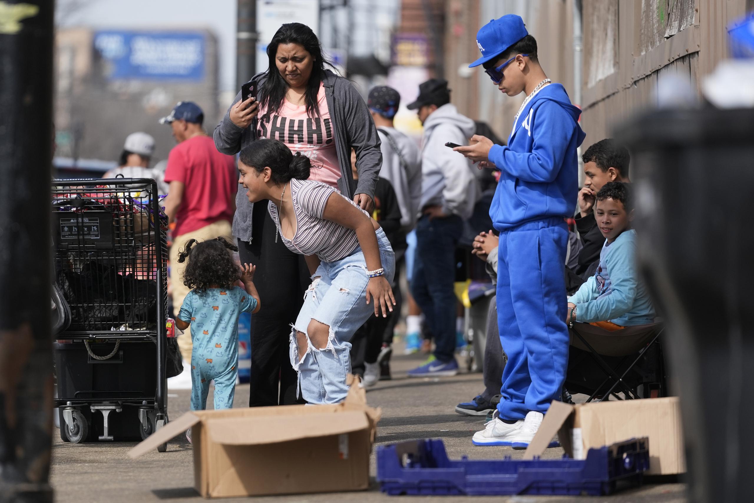Casi 900 residentes de Chicago han sido vacunados desde el jueves por la noche, señalaron las autoridades.