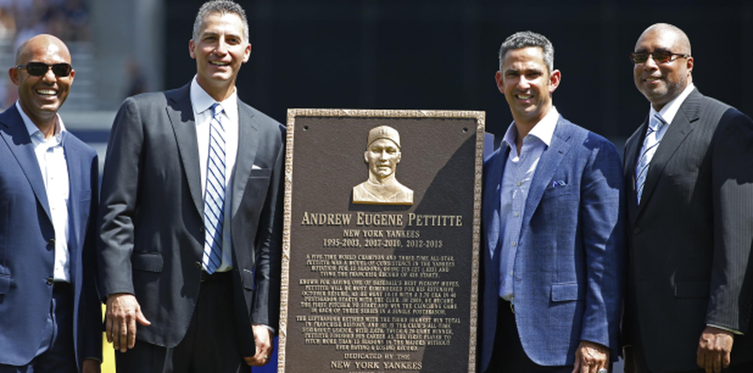Cuatro de las numerosas glorias de los Yankees que participaron de la ceremonia hoy: el panameño Mariano Rivera, el homenajeado Pettitte, y los boricuas Jorge Posada y Bernie Williams. (AP)