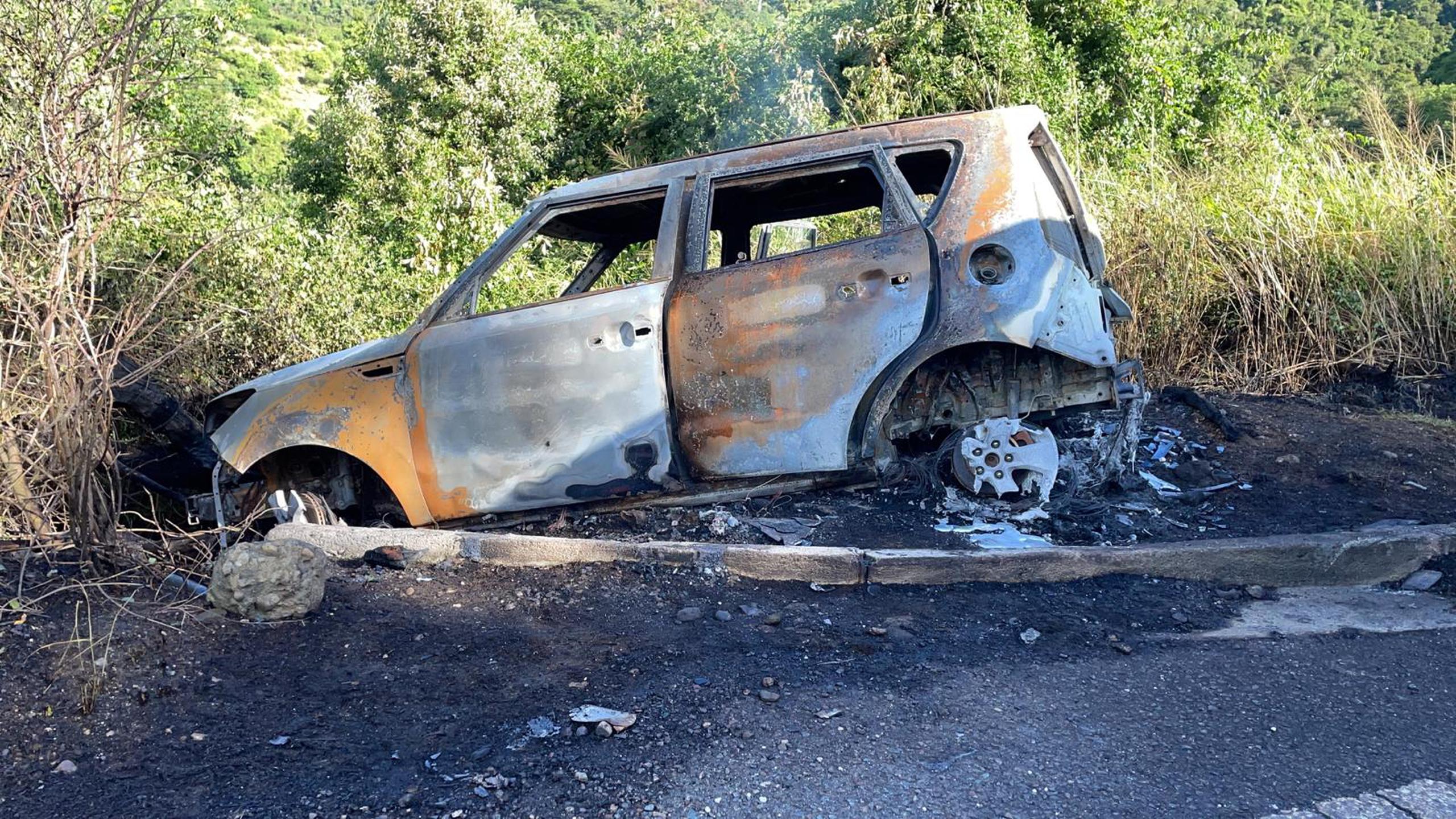 El Kia Soul del año 2015, color crema claro, hurtado en el área de Bayamón en 18 de noviembre, que se sospecha fue utilizado para huir por gatilleros que cometieron un doble asesinato en Guayama, fue quemado en Aibonito.