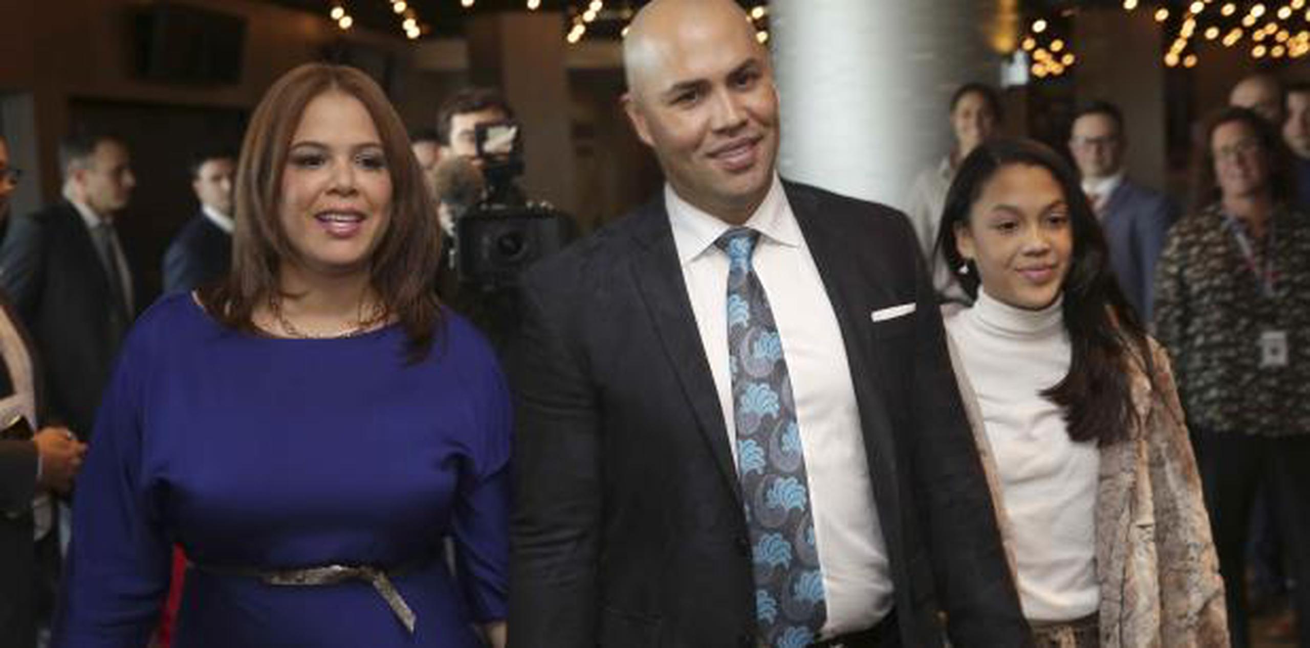 Carlos Beltrán junto a su esposa e hija a su llegada a la conferencia de prensa en la que fue presentado como dirigente de los Mets de Nueva York en noviembre. (AP)