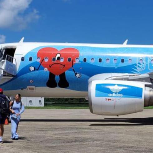 Así es el avión con imagen de Bad Bunny