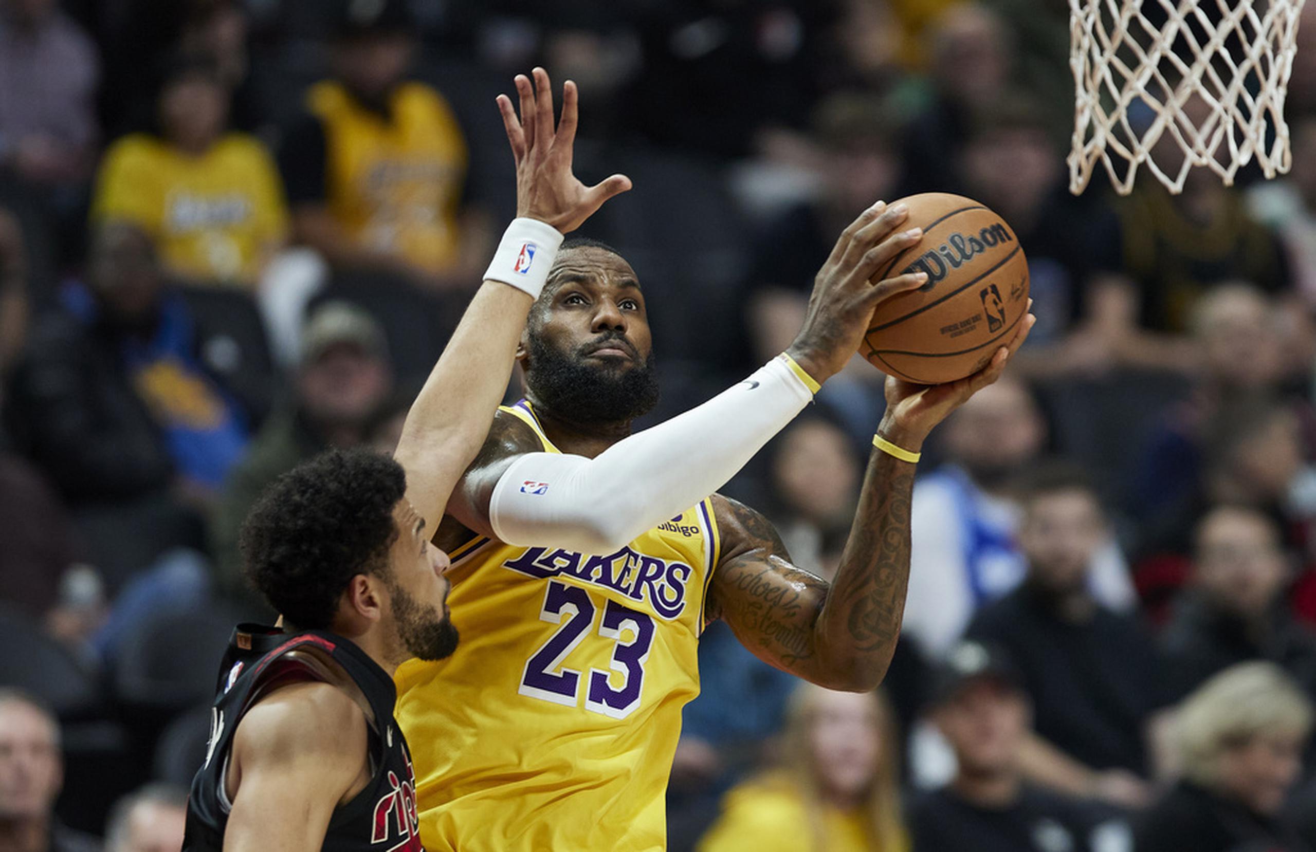 Los Lakers de LeBron James son uno de los equipos aún en contienda en el torneo.