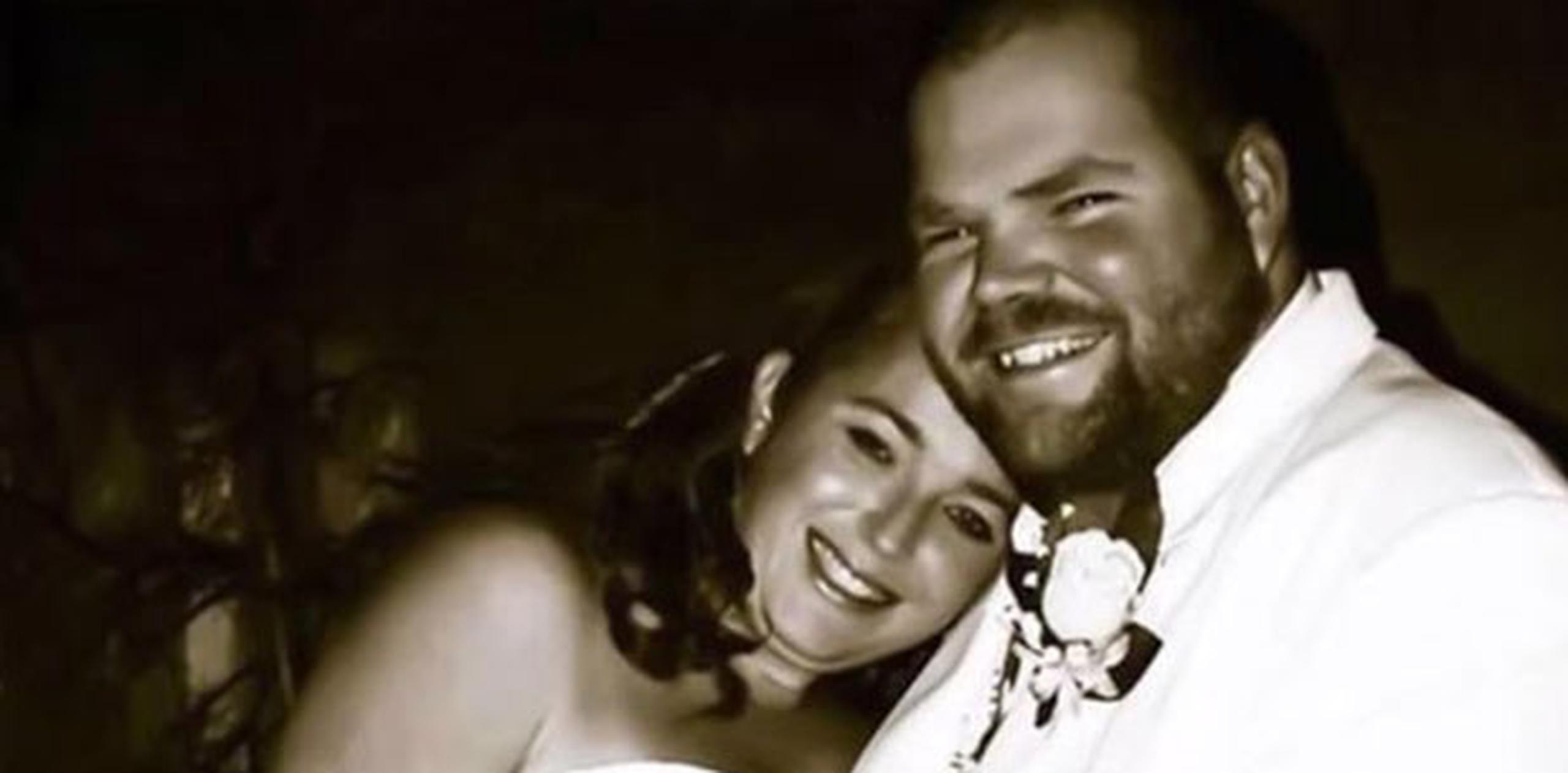 Ruth Driskill y Andrew Bloomfield mientras posaban felices para el lente durante el día de su boda. (Captura)
