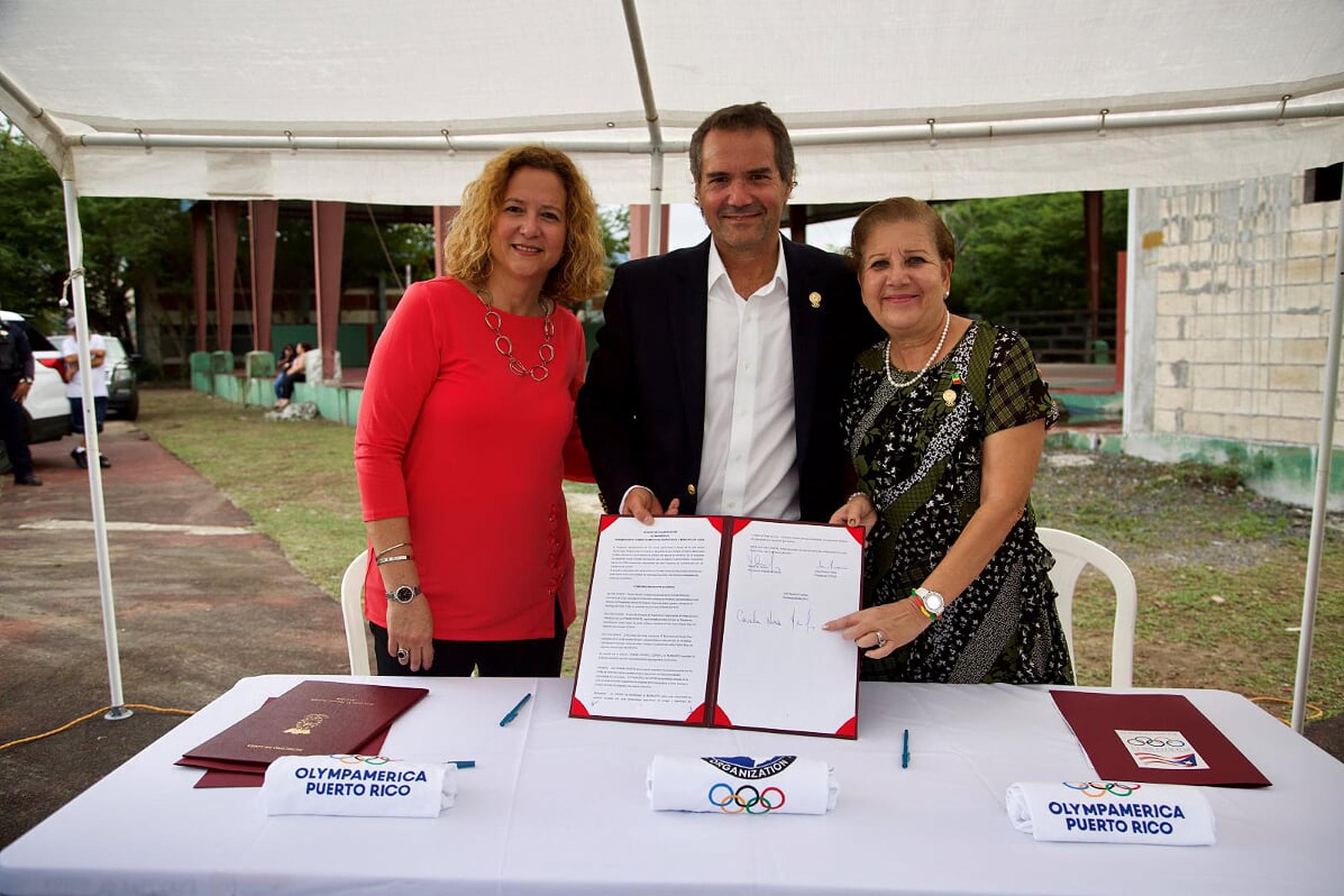 El compromiso empeñado por Sara Rosario y Neven Ilic Álvarez fue ante la alcaldesa de Loíza, Julia Nazario Fuentes.