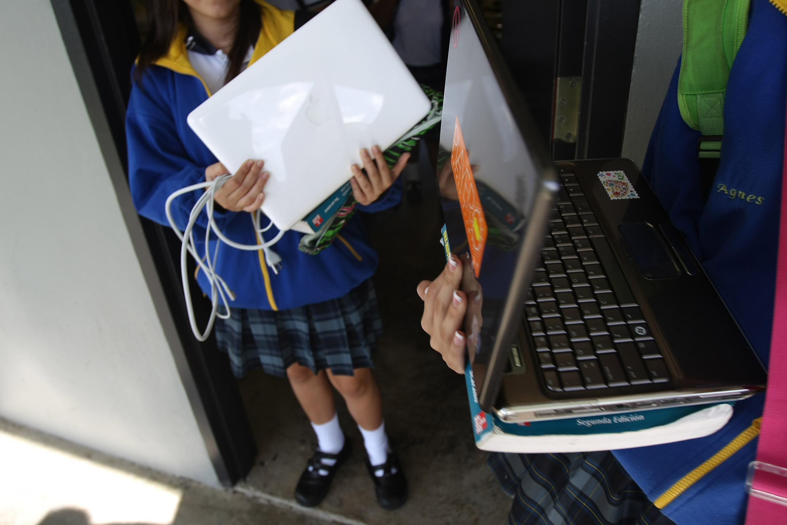 Estudiantes con computadoras