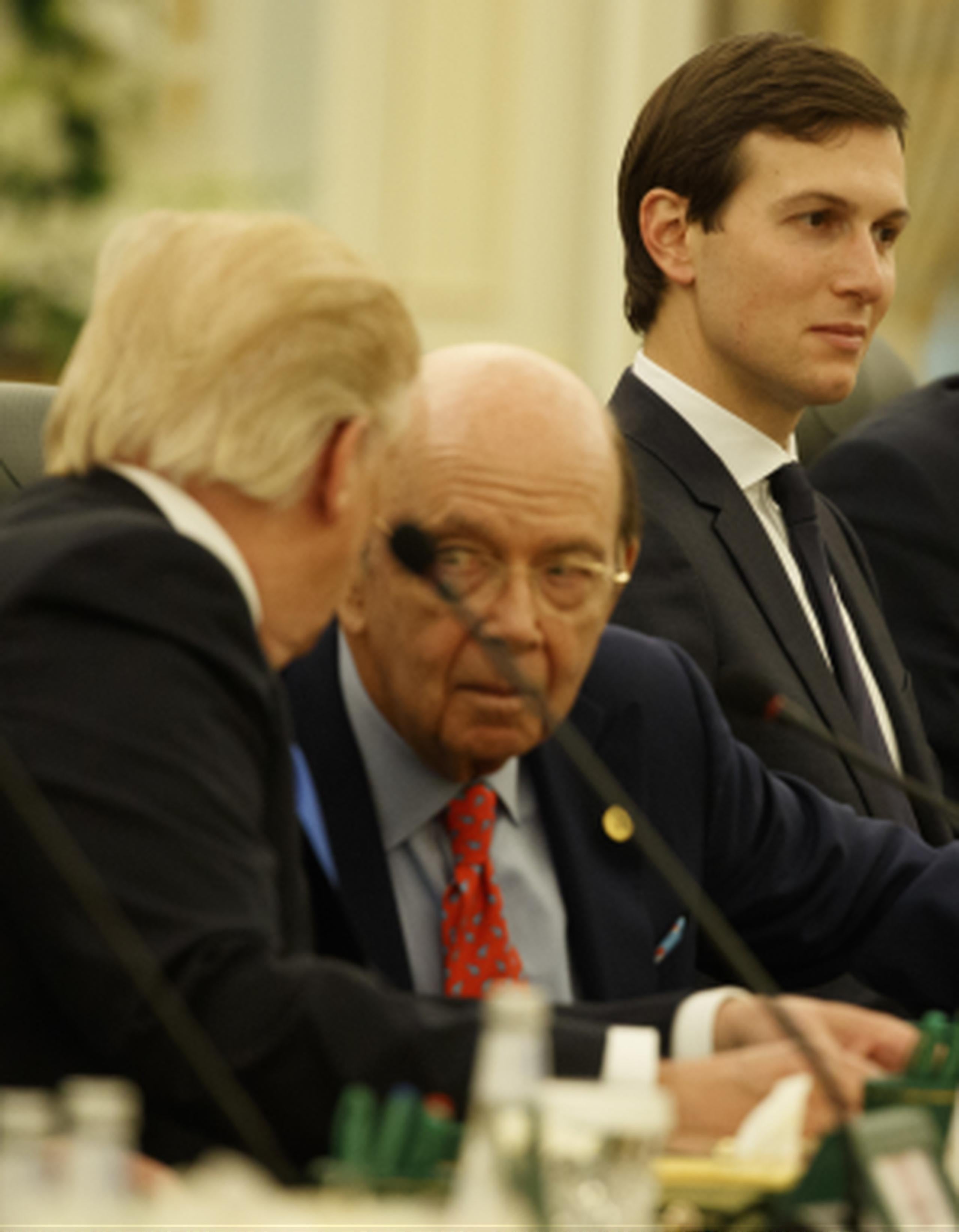 Trump conversa con Ross durante una cena con el rey saudí Salam. Al fondo, el asesor Jared Kushner. (AP)