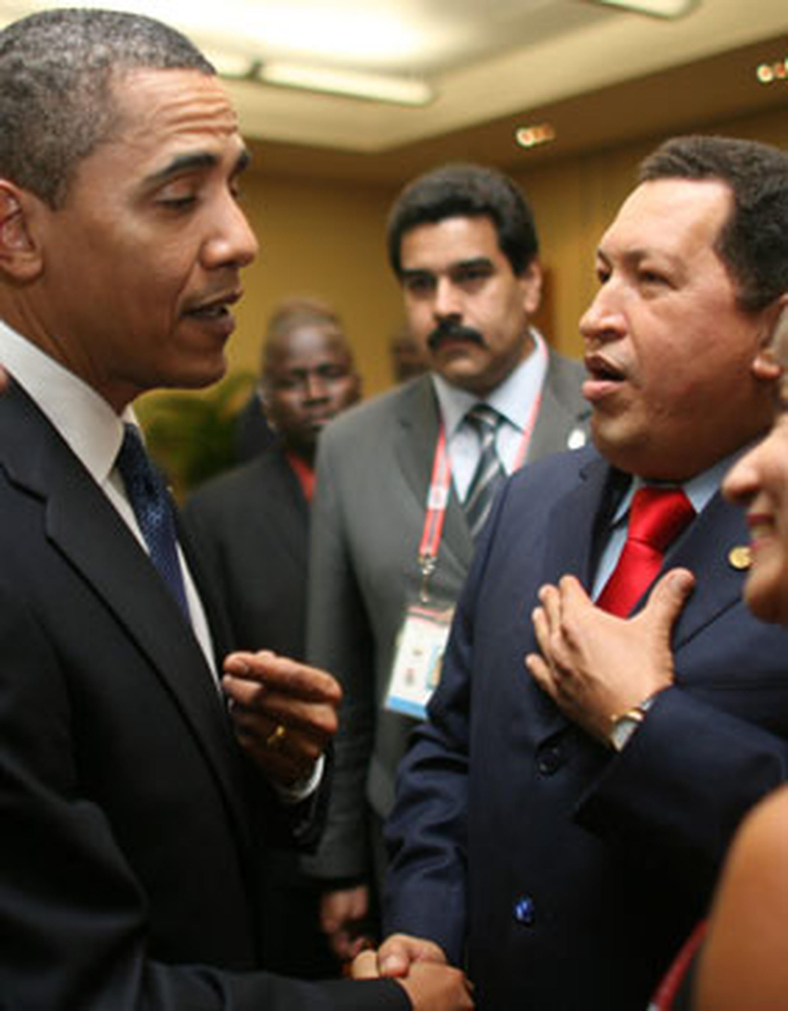 Previo al inicio de la V Cumbre de las Américas en Puerto España (2009) el homólogo estadounidense Barack Obama, intercambio un saludo con el mandatario fenecido Hugo Chávez. (EFE)