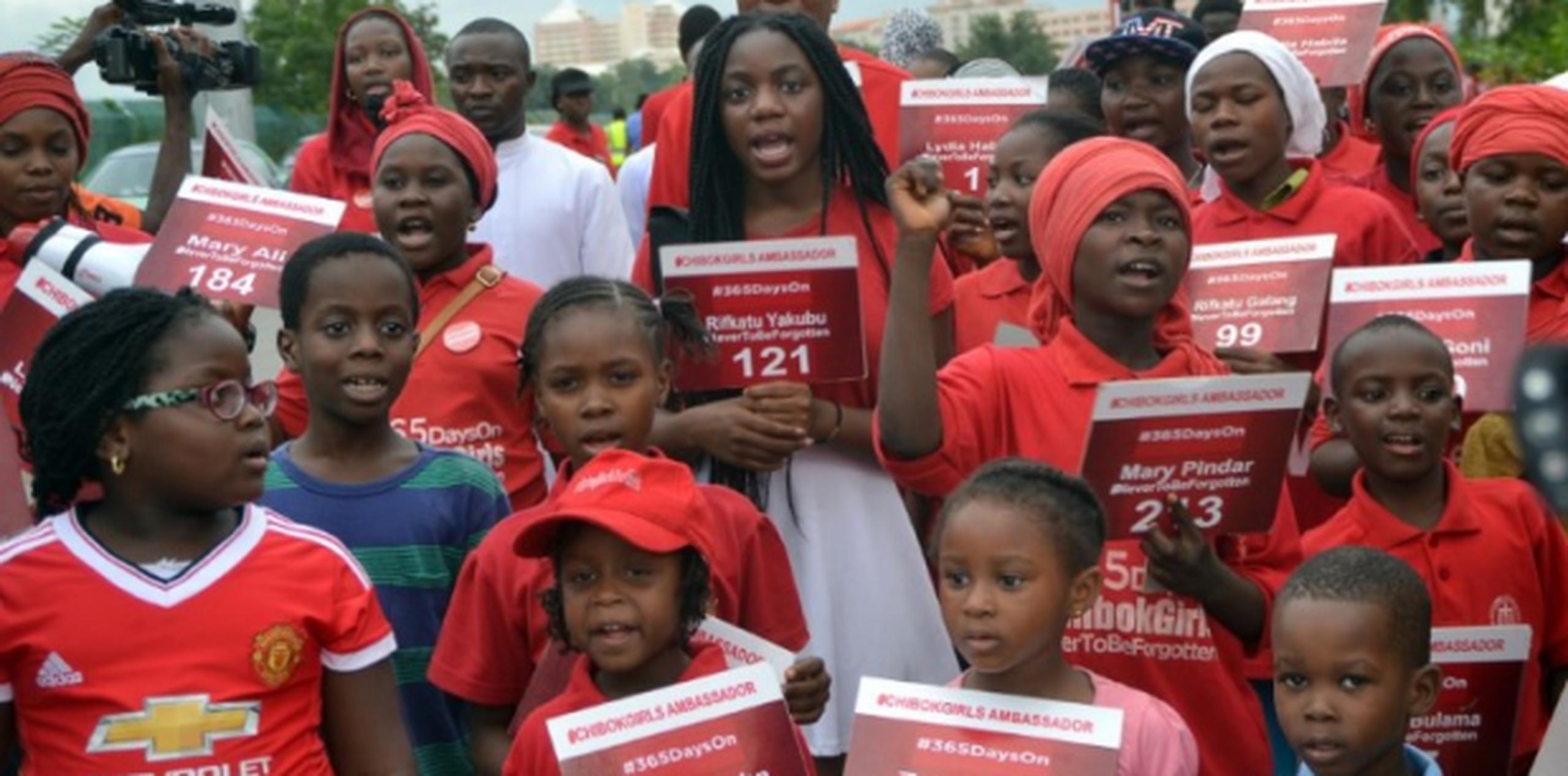 Estos pequeños participaron en Nigeria de una manifestación en recordación que yab han pasado 500 días desde que BOKO Haram secuestró a 200 niñas de una escuela. (AFP)