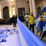 Miles de argentinos despiden a Diego Maradona
