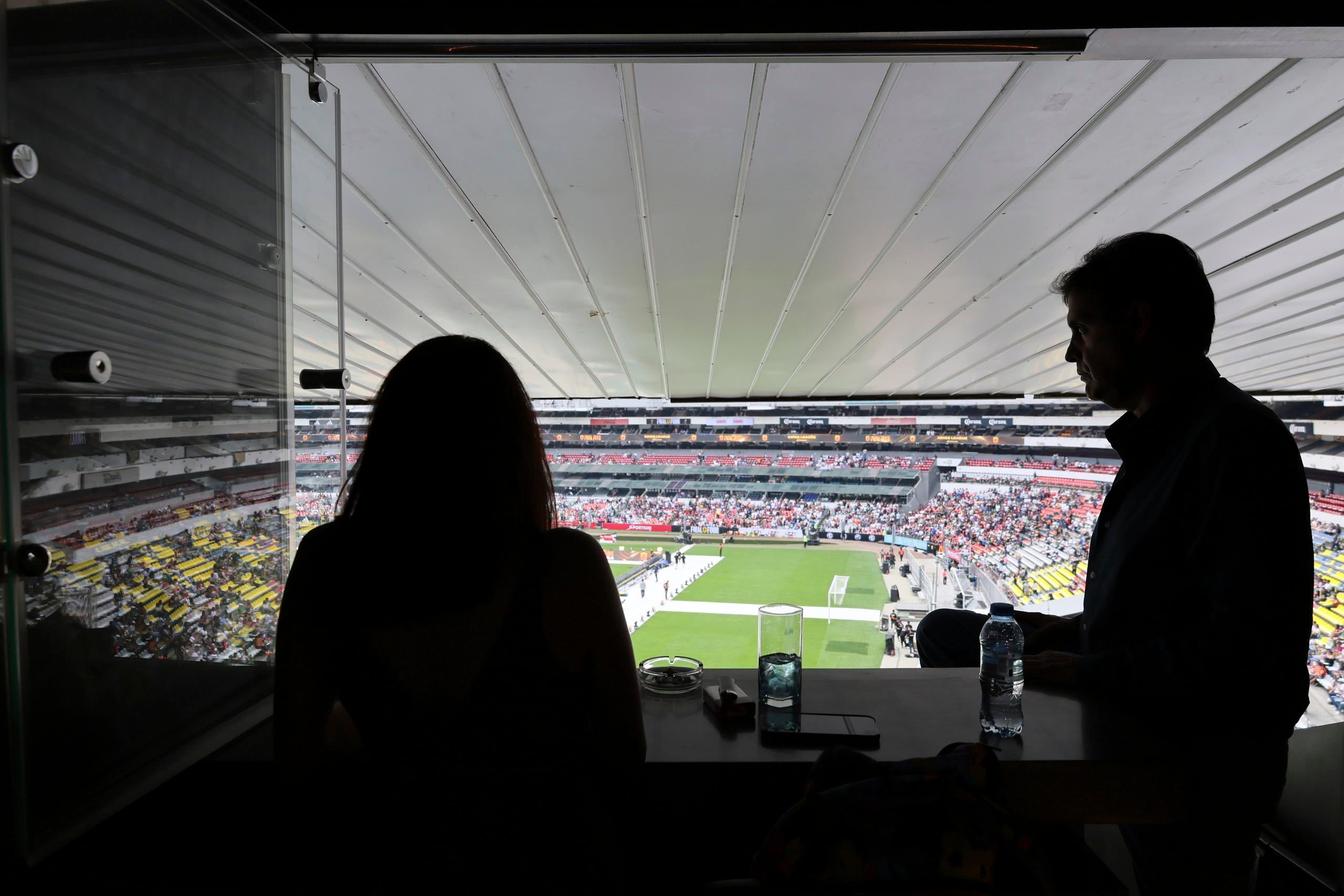 Roberto Ruano, el secretario de una asociación de propietarios de palcos del Estadio Azteca de la Ciudad de México y su pareja Eve de la Torre, presencian un partido de la Kings League en su palco preferencial, el sábado 4 de mayo de 2024.