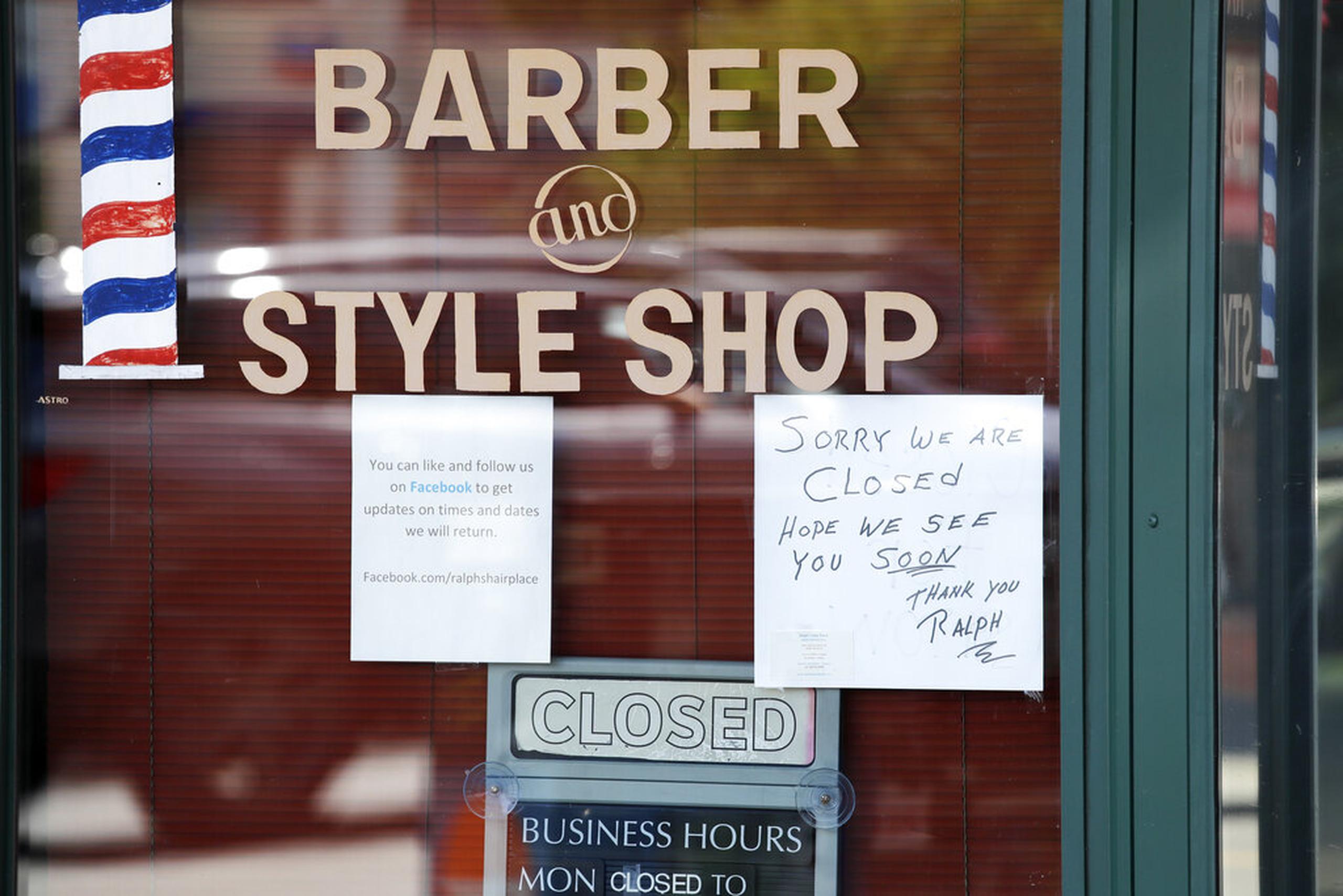 Una barbería cerrada a causa del brote de coronavirus en Seattle.