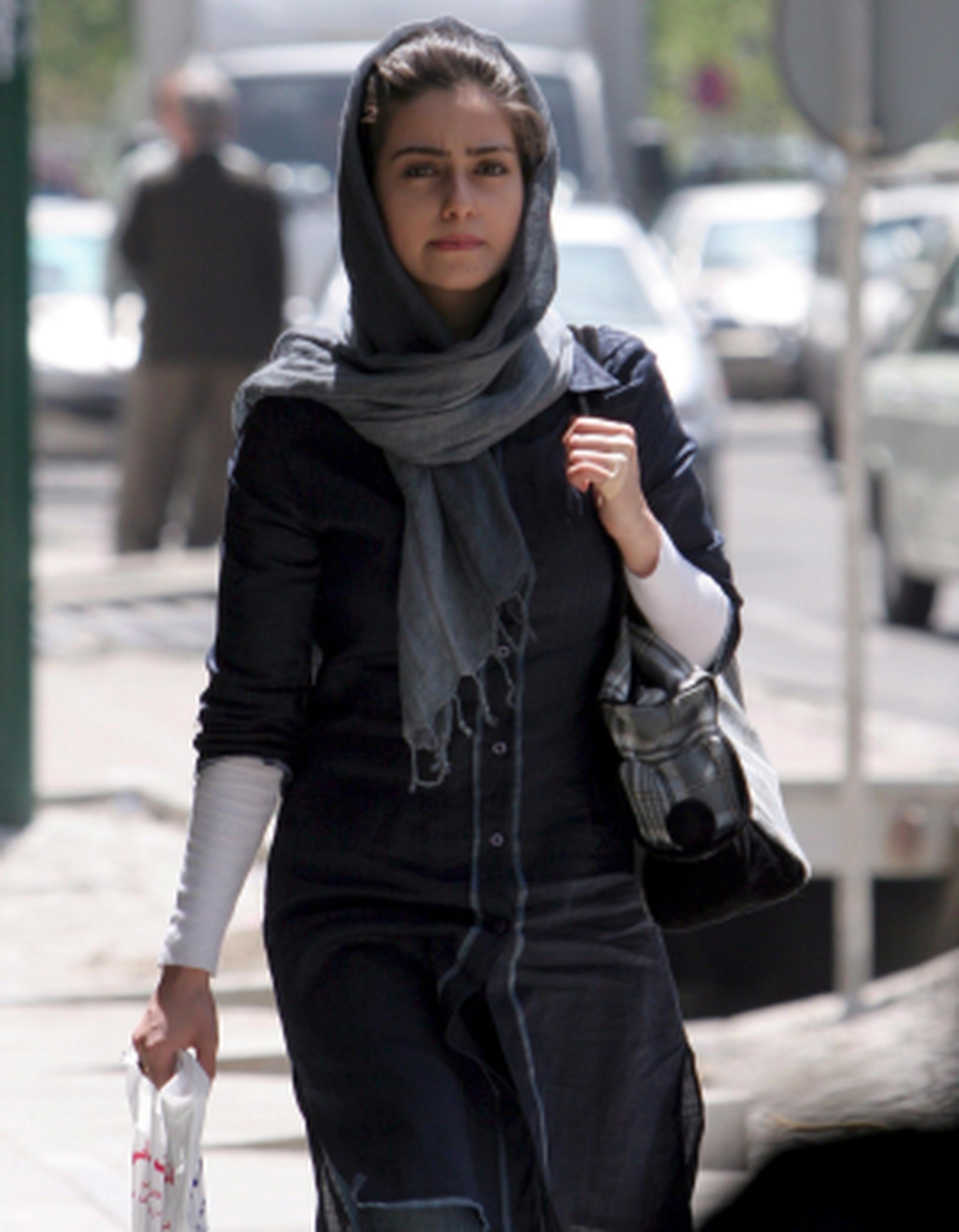 Mujer iraní camina por una calle de Teherán, Irán. (Archivo)