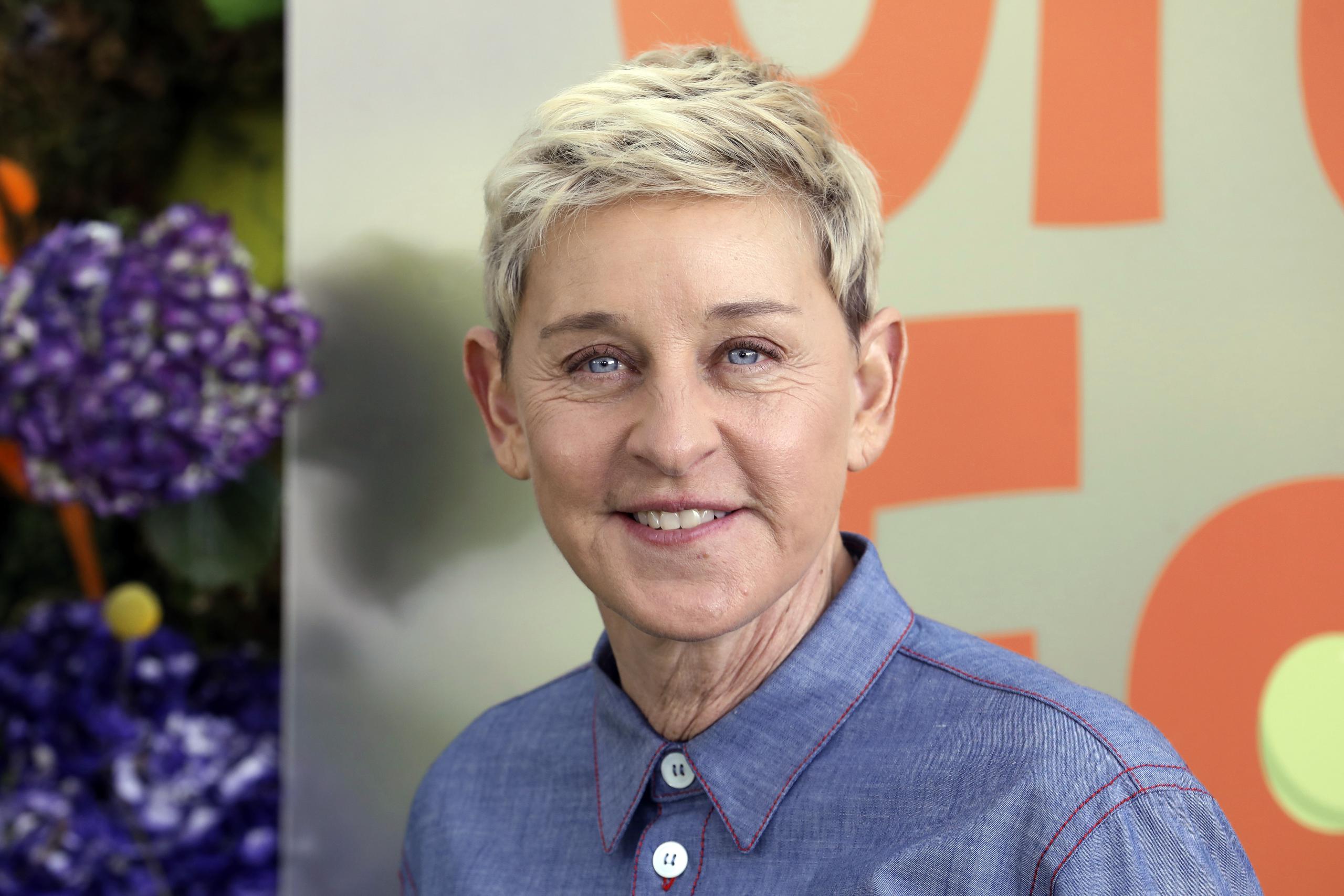 Mientras Ellen DeGeneres se ha defendido de las críticas por el ambiente de trabajo "tóxico" en su programa, los productores han afirmado que su "talk show" no saldrá del aire.