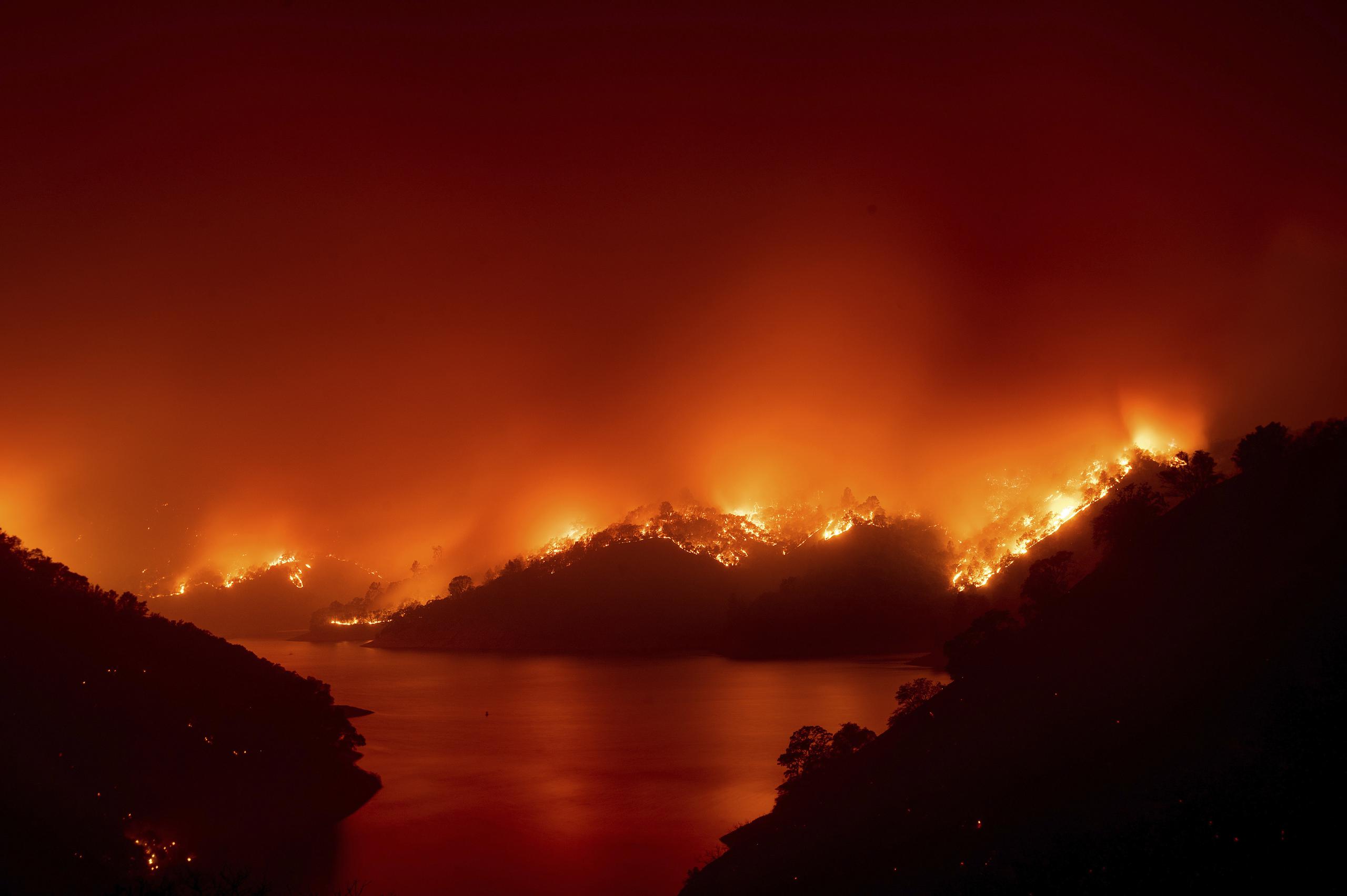 Imagen de incendios forestales cerca del lago Berryessa, en Napa, California.