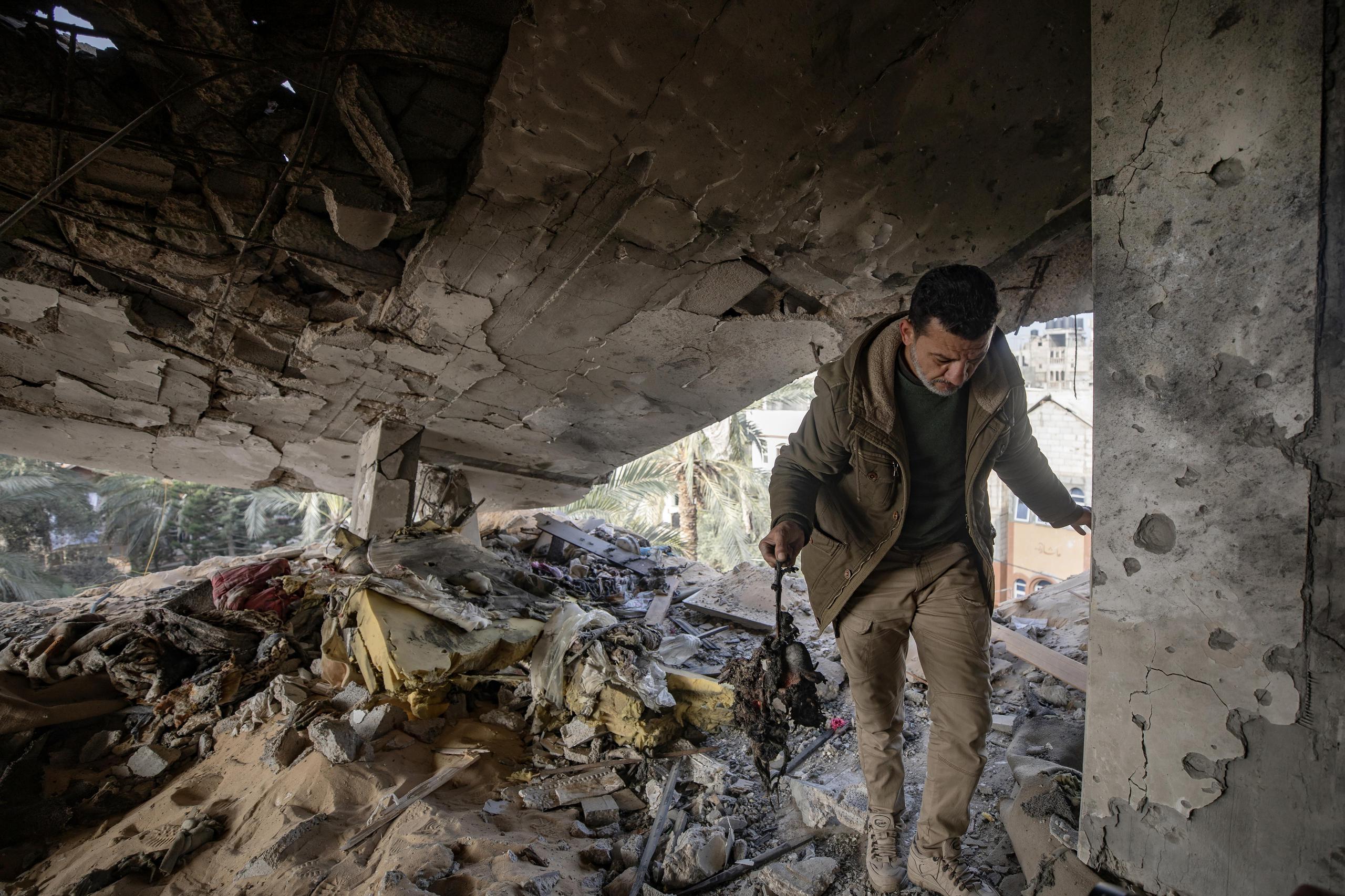Un palestino de la familia Ghannam comprueba los daños dentro de la casa familiar después de un ataque aéreo israelí que golpeó el campo de refugiados de Rafah, en el sur de la Franja de Gaza, el 10 de febrero de 2024.
 EFE/EPA/HAITHAM IMAD
