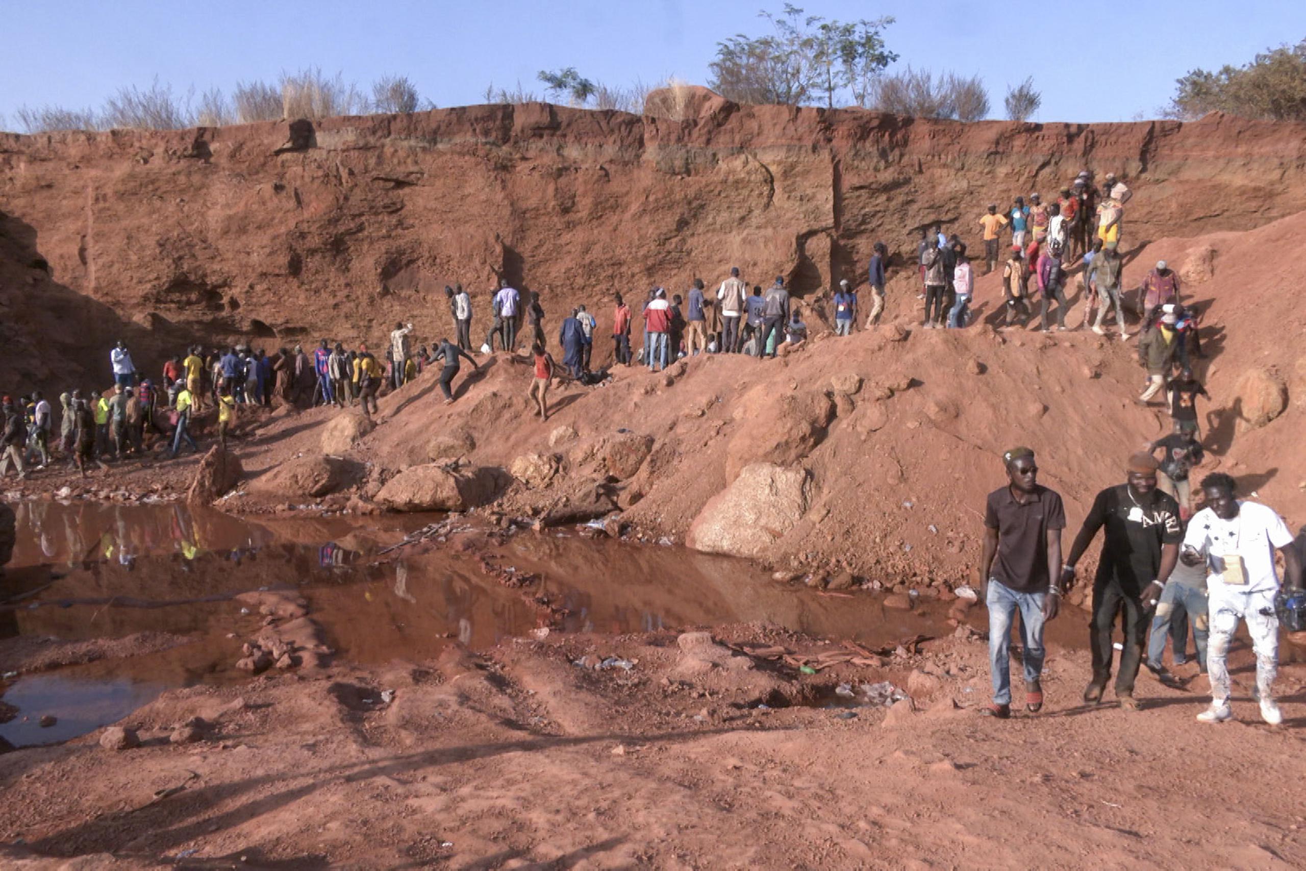 En el momento del derrumbe había unas 100 personas en la mina
