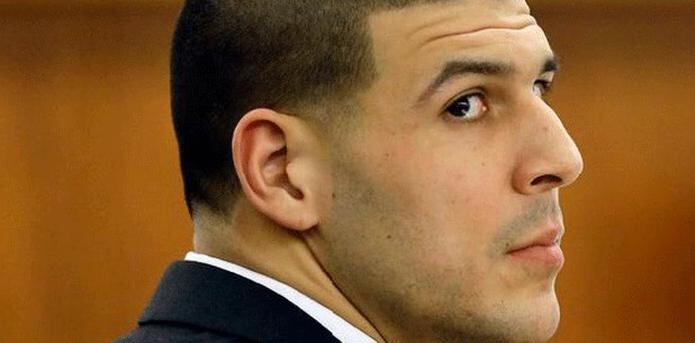 El juicio por asesinato contra el ex jugador de los Patriots, Aaron Hernández, fue retrasado ayer mientras la jueza interroga a varios miembros del jurado. (Archivo)