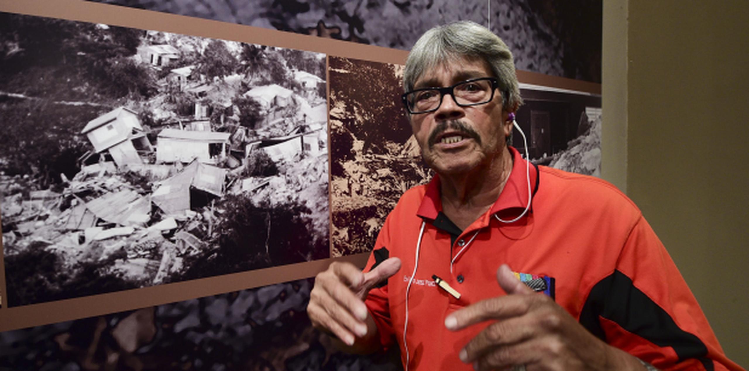 El periodistsa Wilmer González, el primer reportero en llegar a la tragedia, recuerda la tragedia de Mameyes en una exposición conmemorativa del 30 aniversario del deslizamiento que enterró a una comunidad. (tony.zayas@gfrmedia.com)