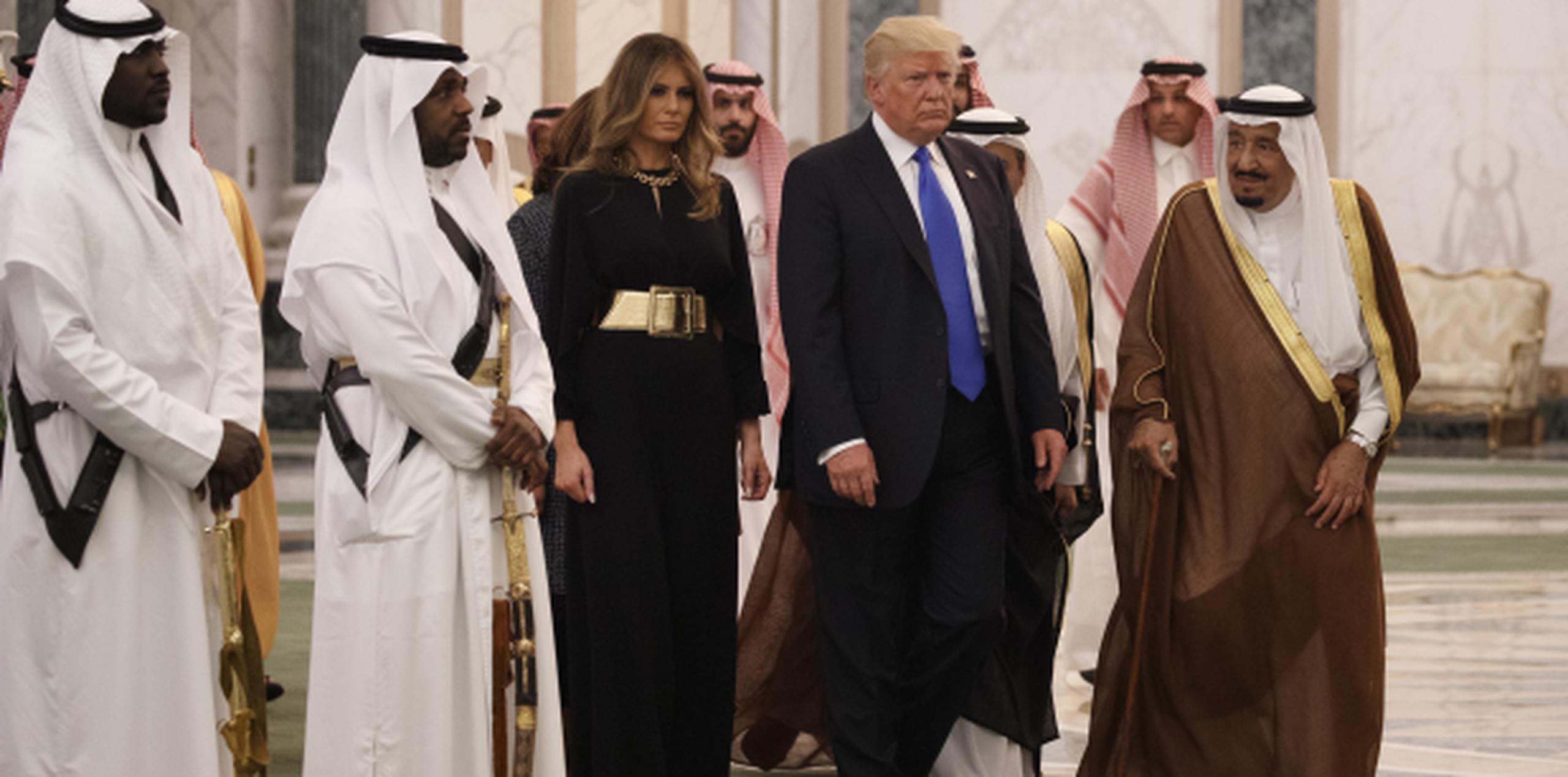 El rey saudí Salman otorgo al presidente Donald Trump la medalla de Abdulaziz al Saud, el honor civil más alto que otorga Arabia Saudi.(AP/Evan Vucci)

