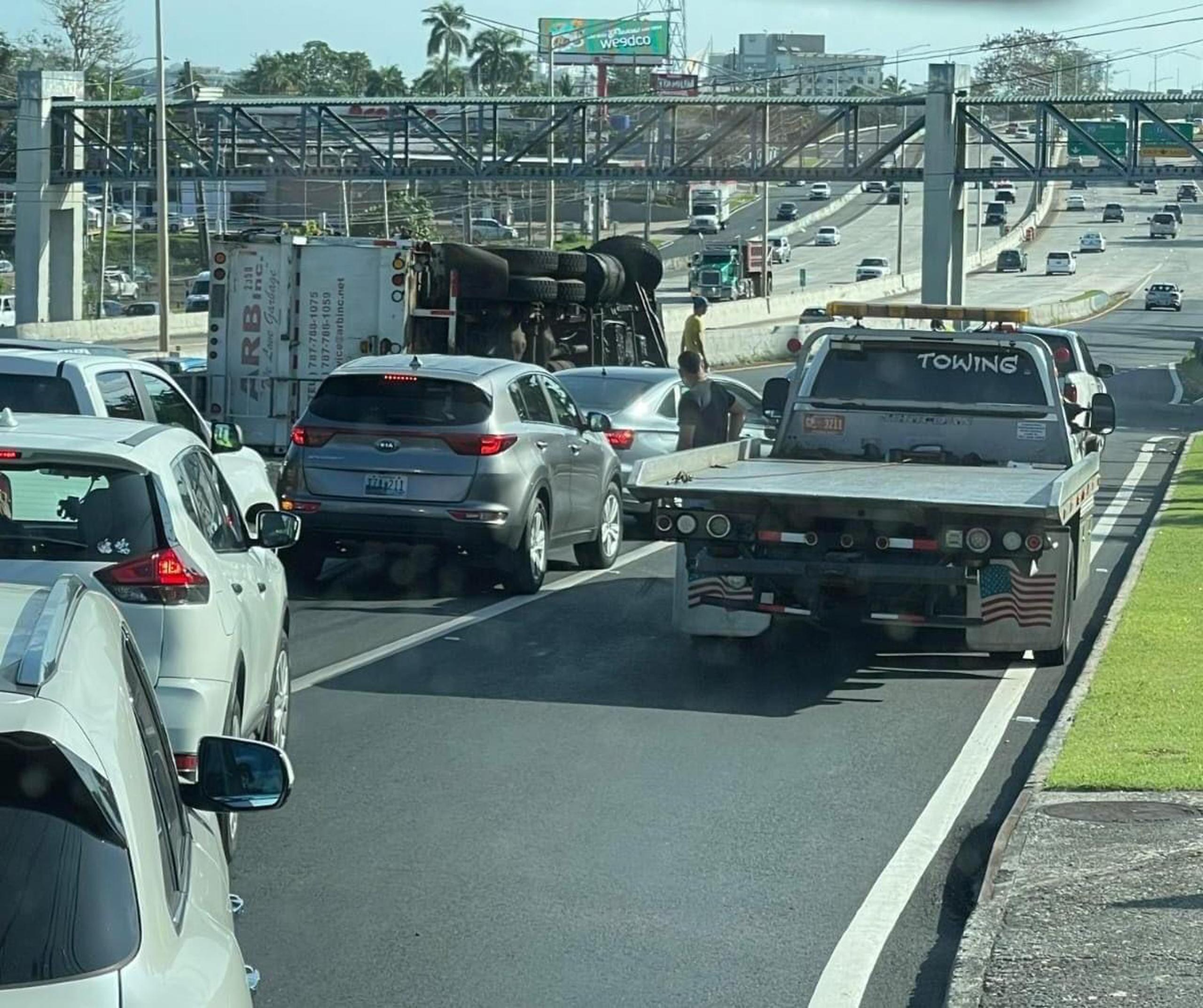 Accidente de tránsito que involucra a un vehículo y un camión que se volcó a la altura del kilómetro 2.9 en la marginal del expreso Rafael Martínez Nadal en dirección hacia San Juan.