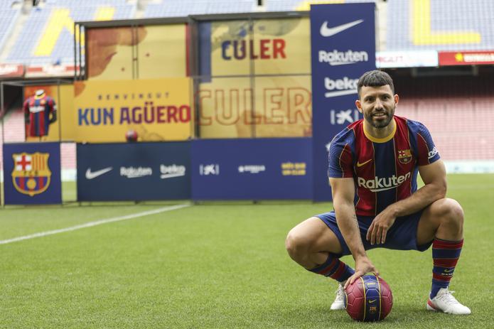 El delantero argentino Sergio 'Kun' Aguero posa al ser presentado como nuevo jugador del Barcelona, el lunes 31 de mayo de 2021.