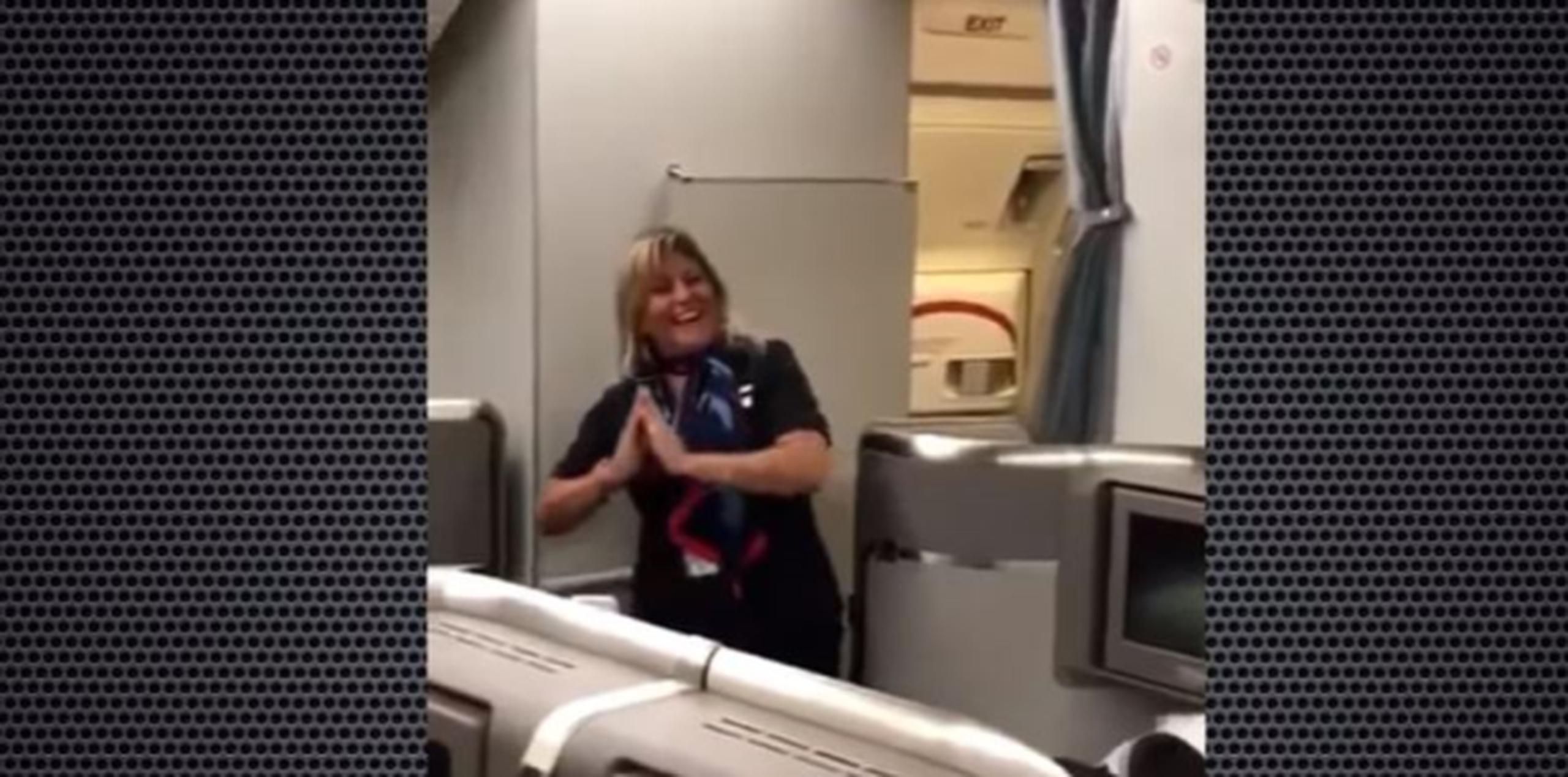 Cuando la asistente de vuelo dejó de bailar, los presentes en el avión aplaudieron el número y Shakira saludó a la inesperada responsable del acto con un abrazo y un beso. (Captura)